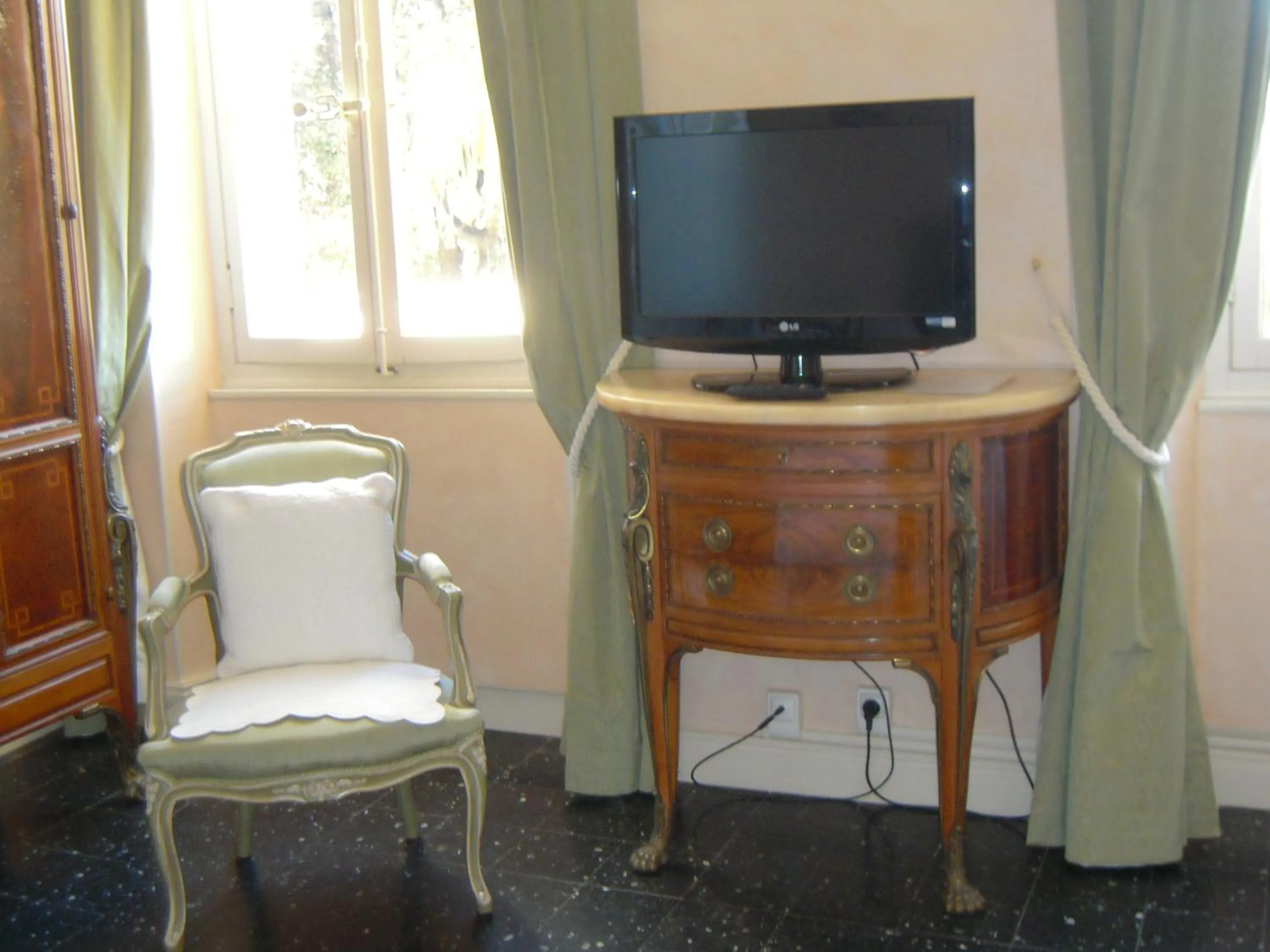 TV and multimedia in Villa Valflor chambres d'hôtes et appartements