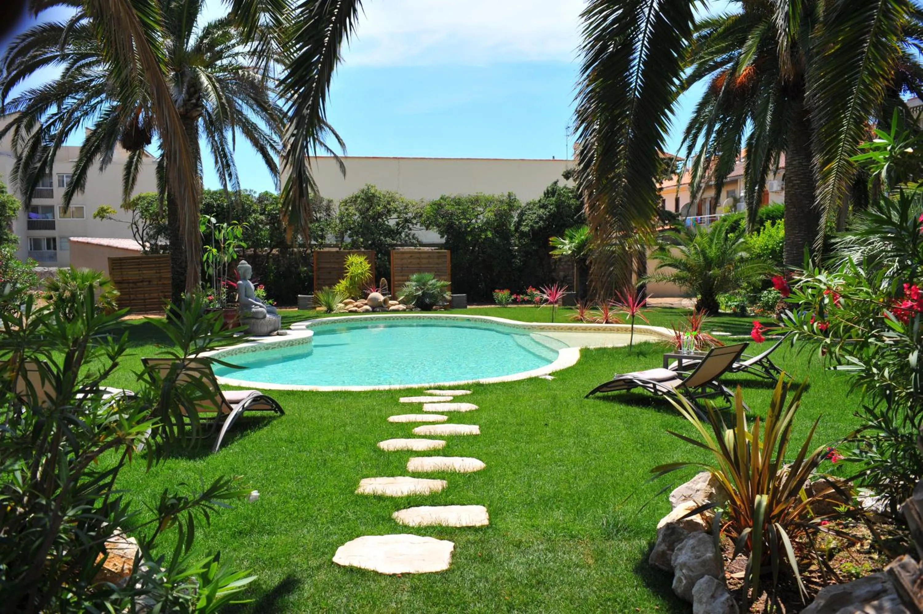Swimming pool in Villa Valflor chambres d'hôtes et appartements