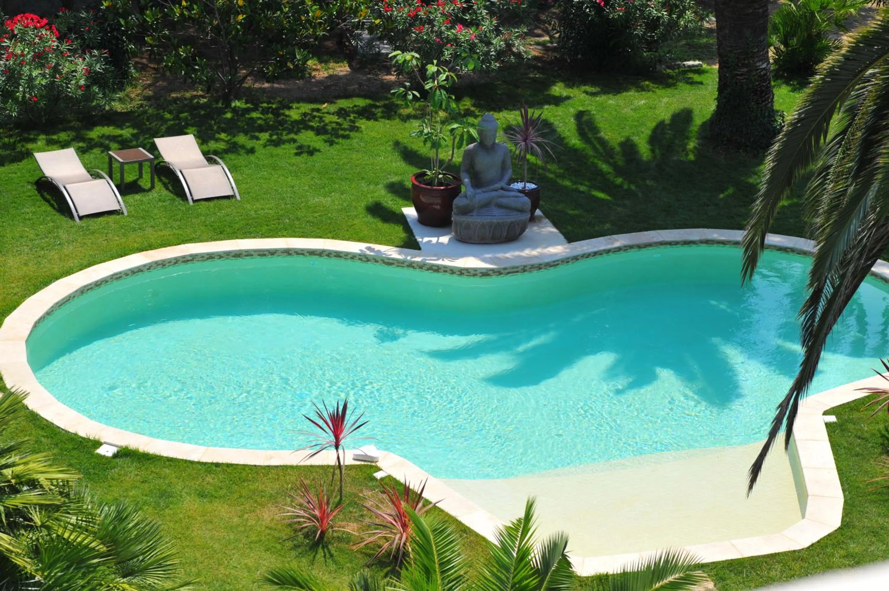 Swimming pool in Villa Valflor chambres d'hôtes et appartements