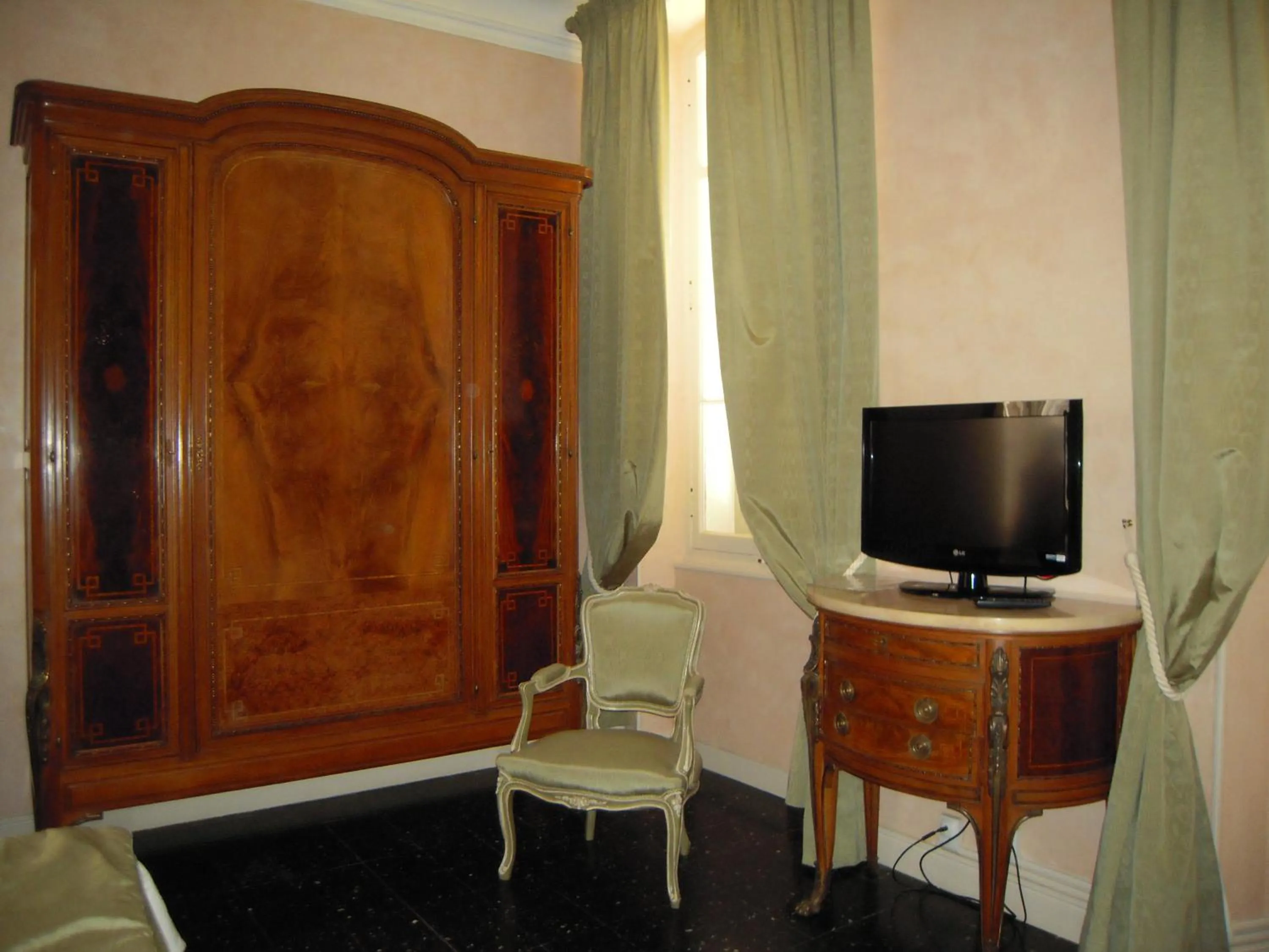 TV and multimedia in Villa Valflor chambres d'hôtes et appartements