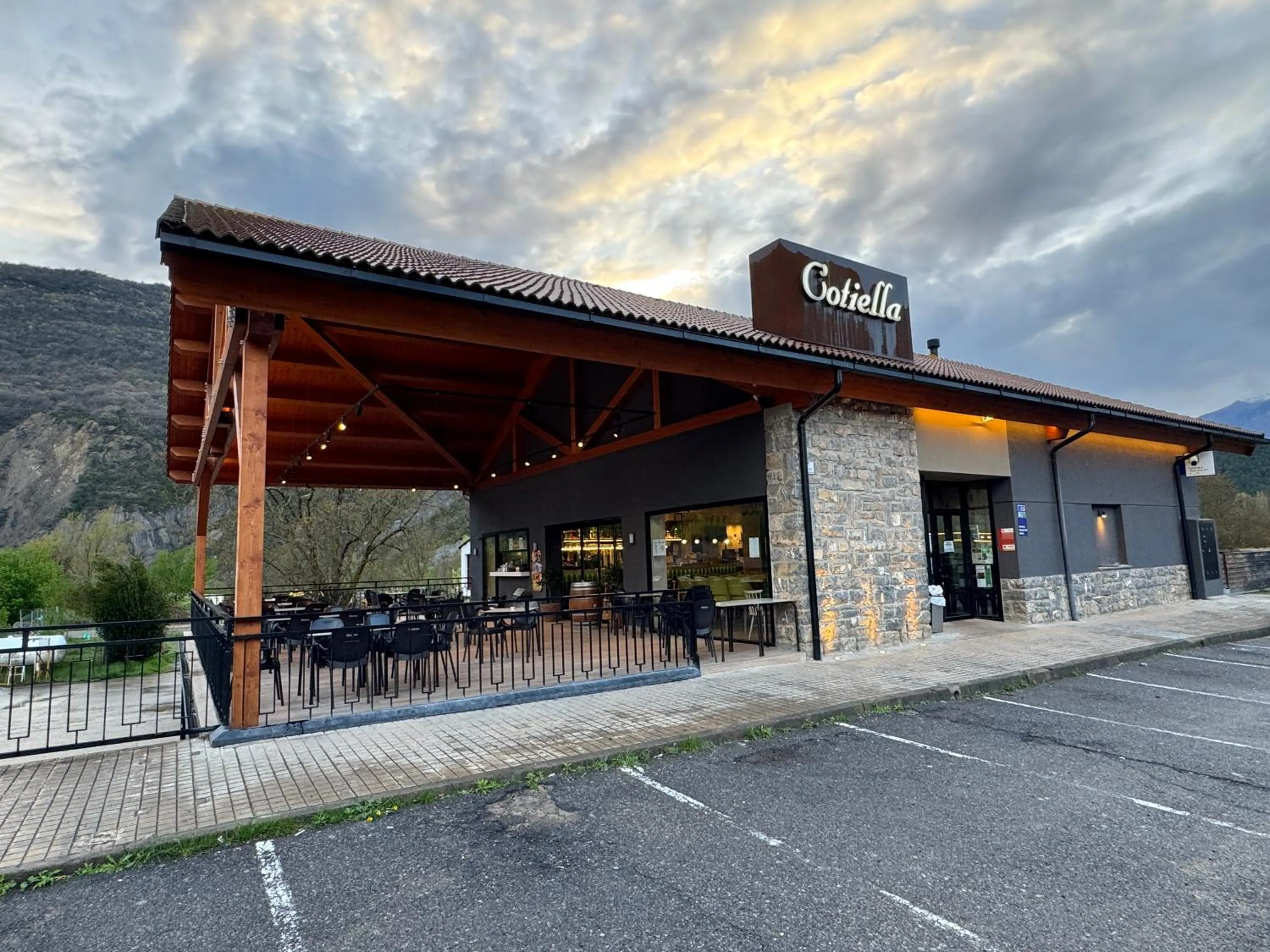 Restaurant/places to eat in Hotel Cotiella