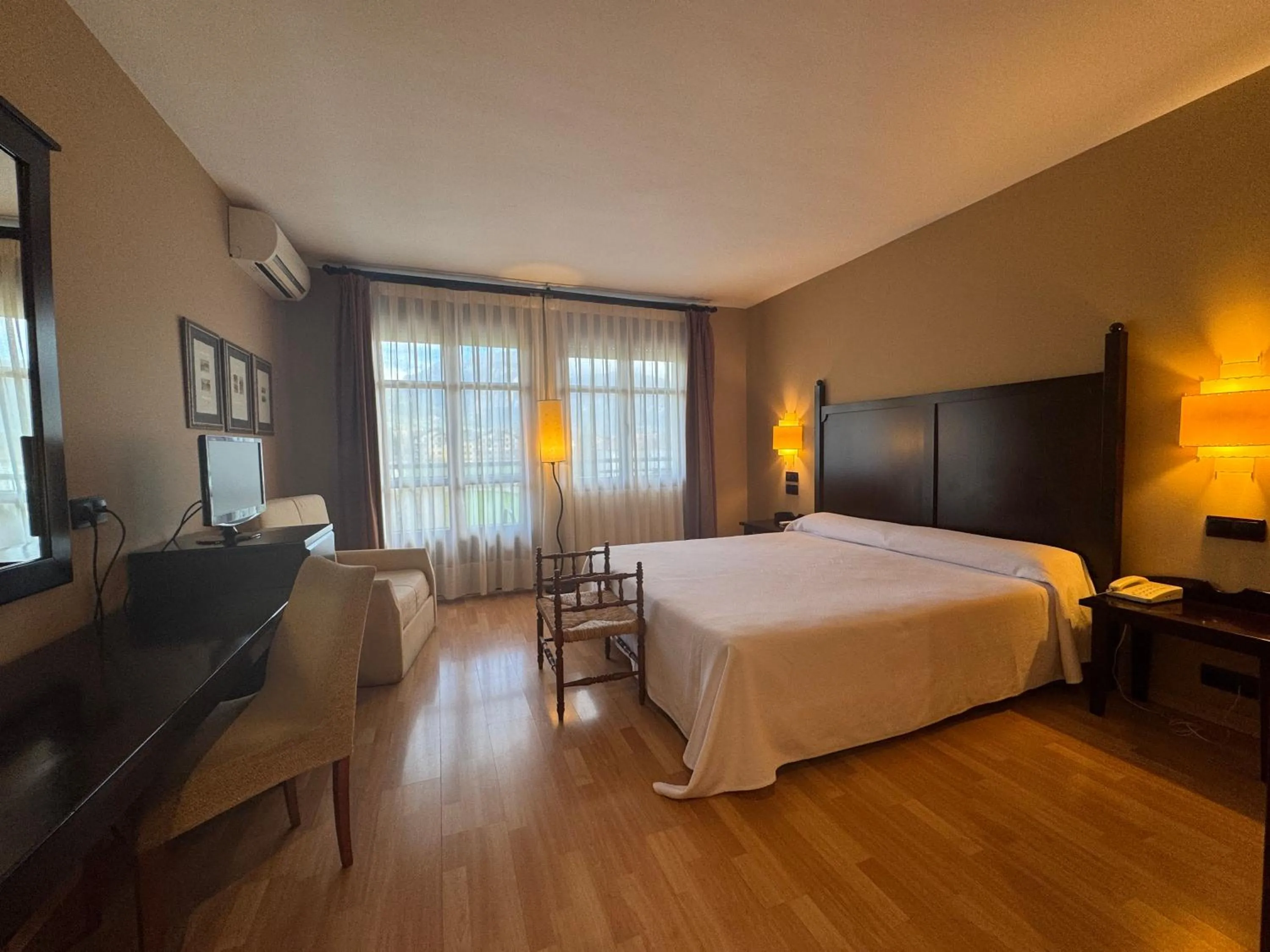 Photo of the whole room, Bed in Hotel Cotiella