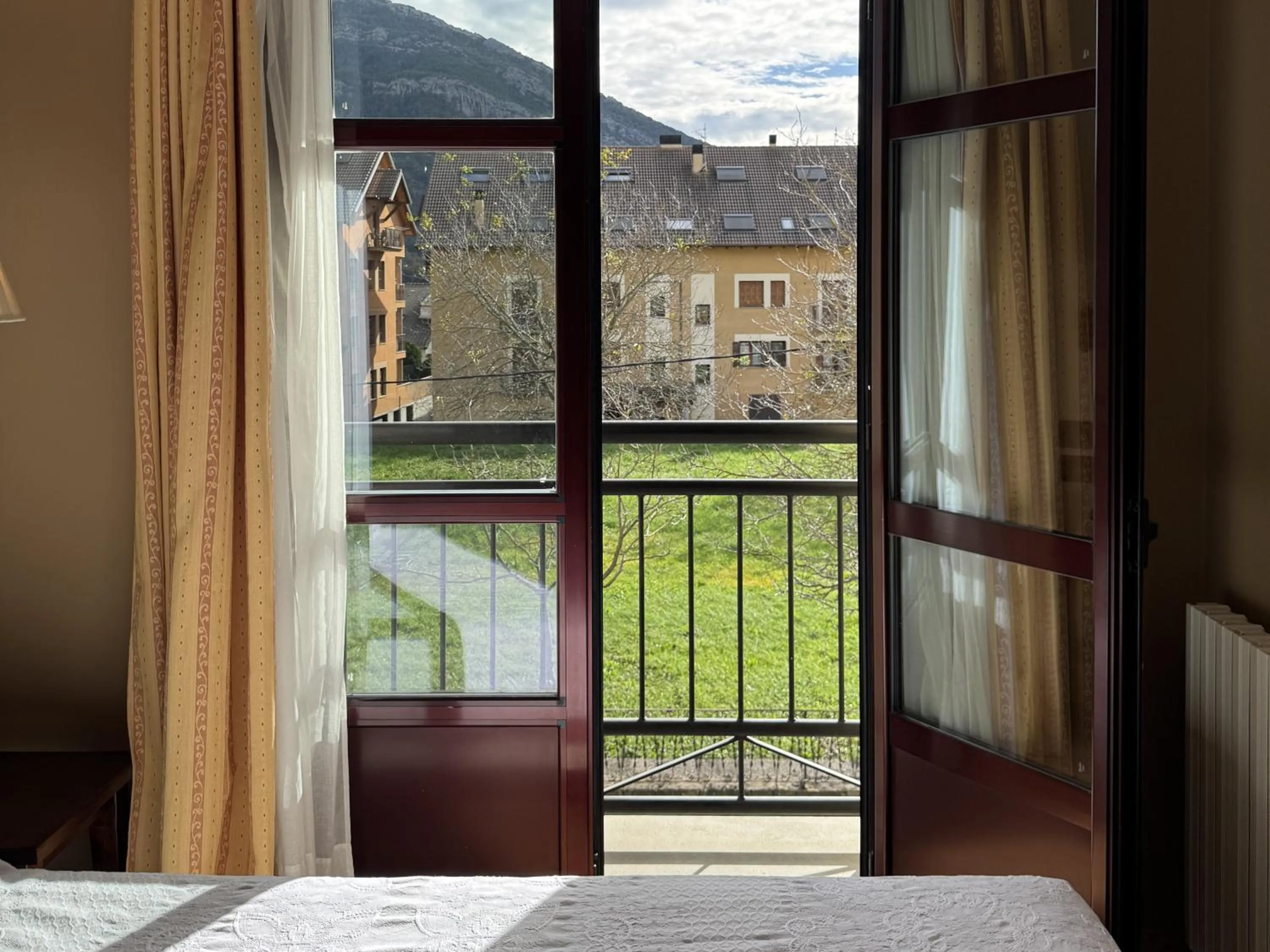 Garden view in Hotel Cotiella