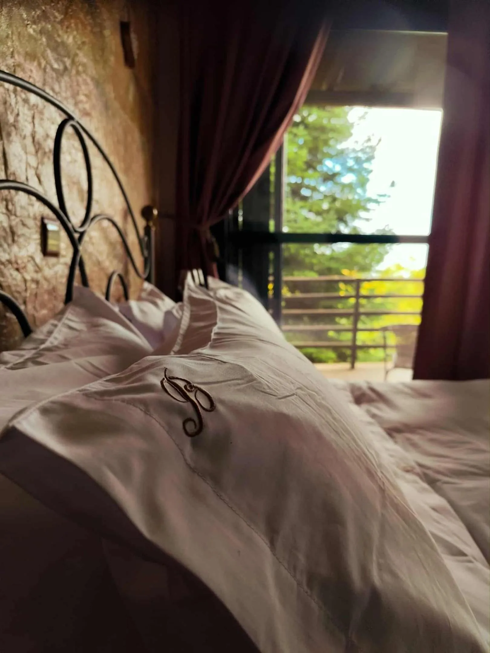 Bed in Vathyskia Guesthouse