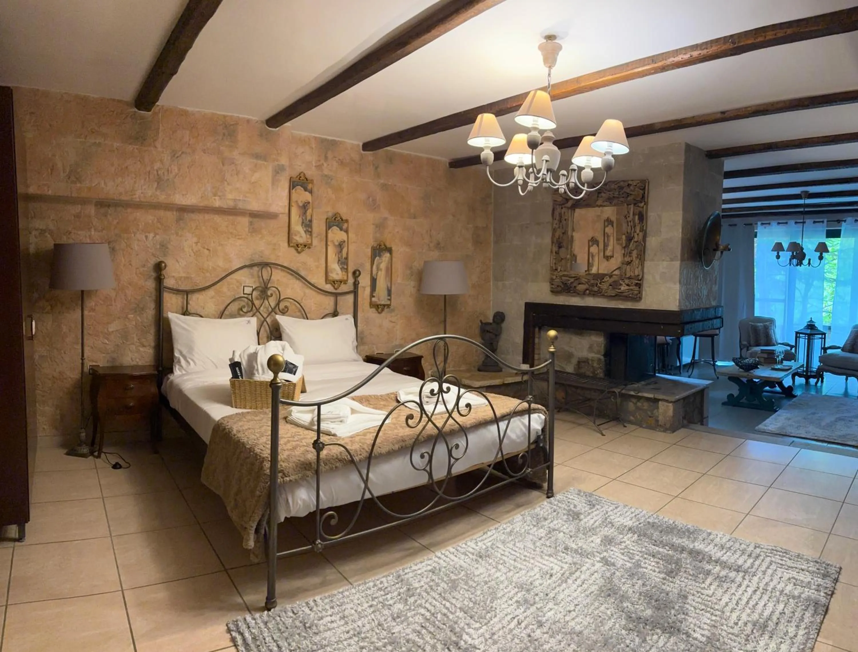 Bed in Vathyskia Guesthouse