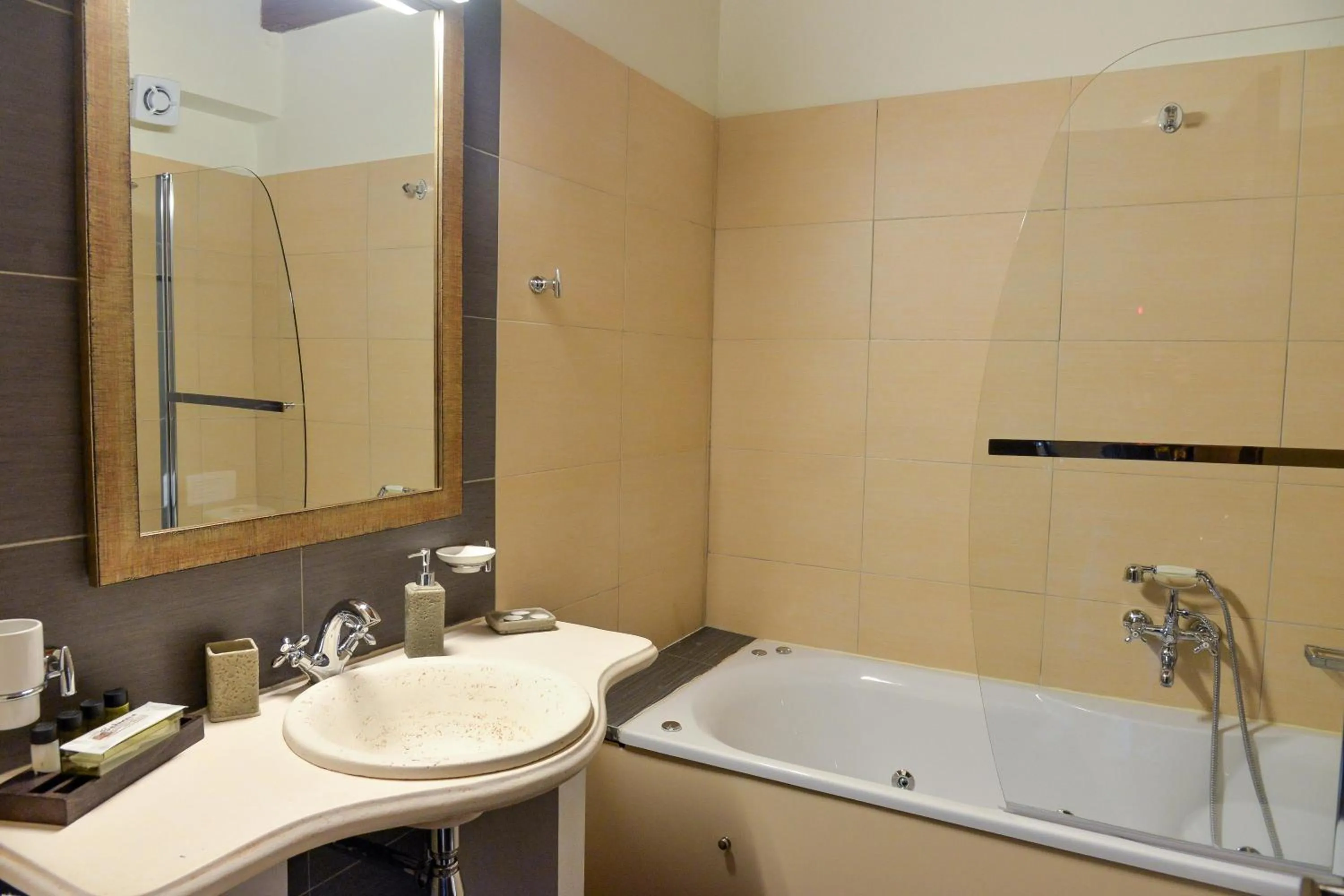 Hot Tub in Vathyskia Guesthouse