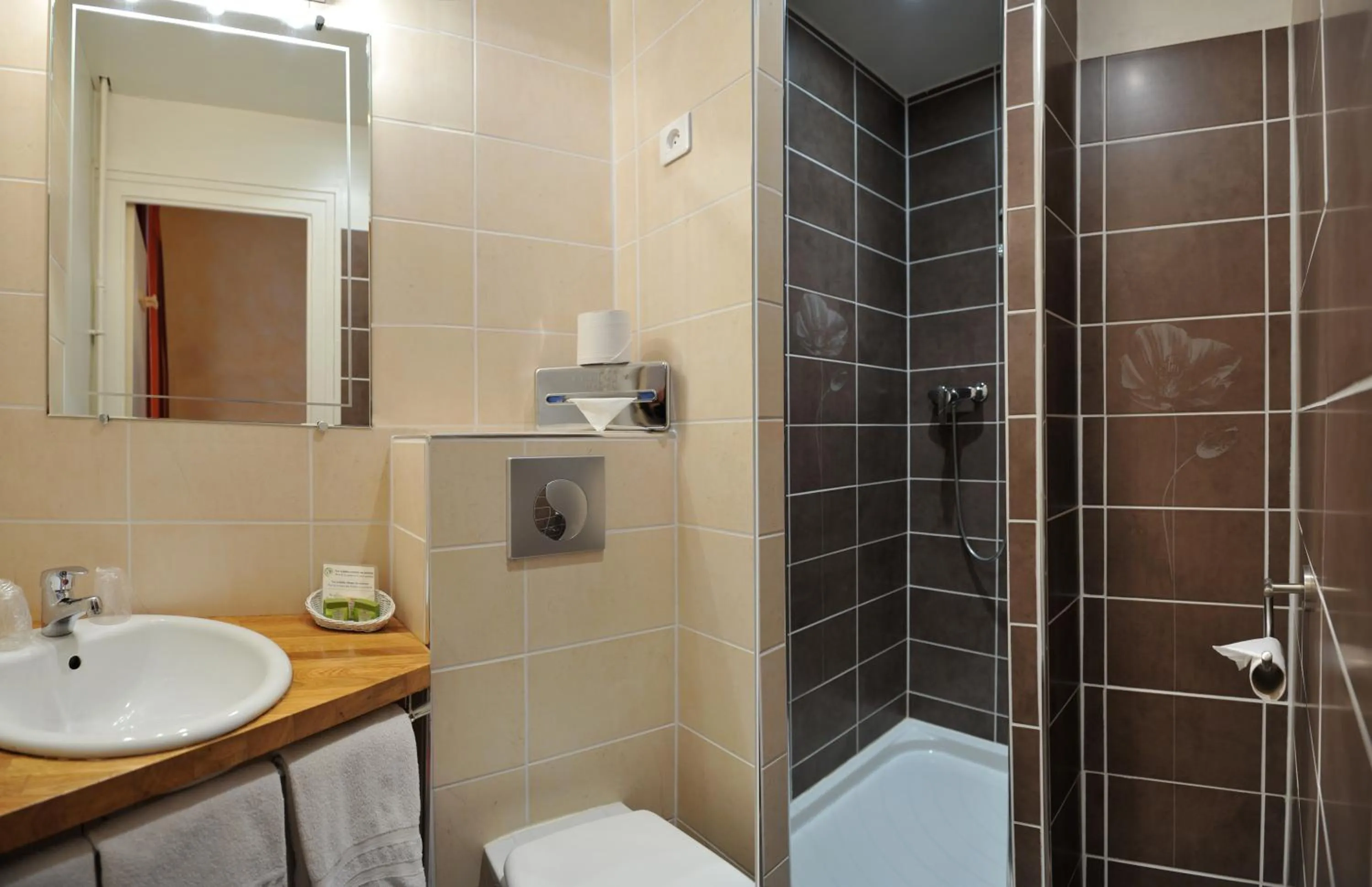 Bathroom in Hôtel Les Tilleuls, Bourges