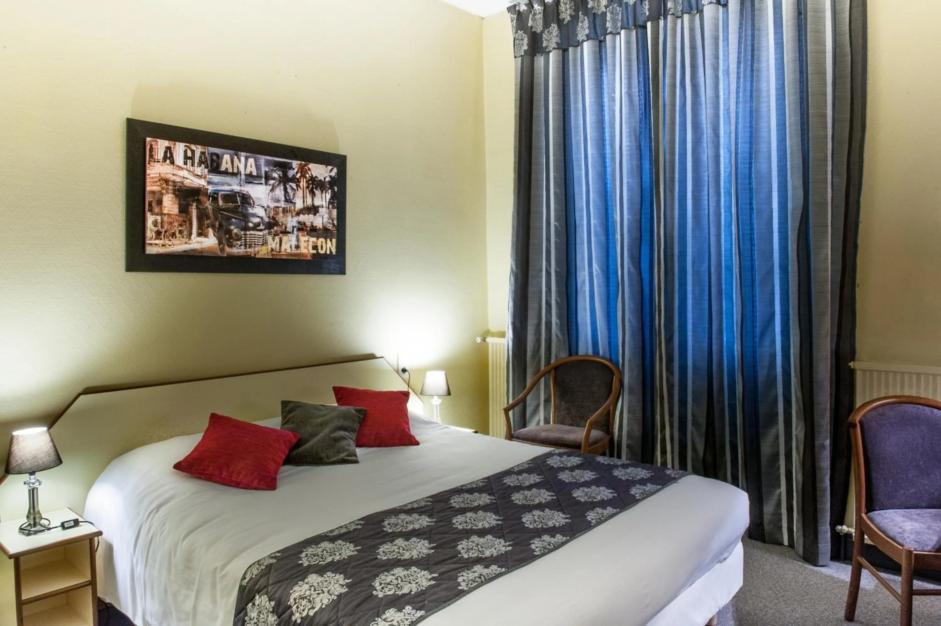 Bedroom, Bed in Hôtel Les Tilleuls, Bourges