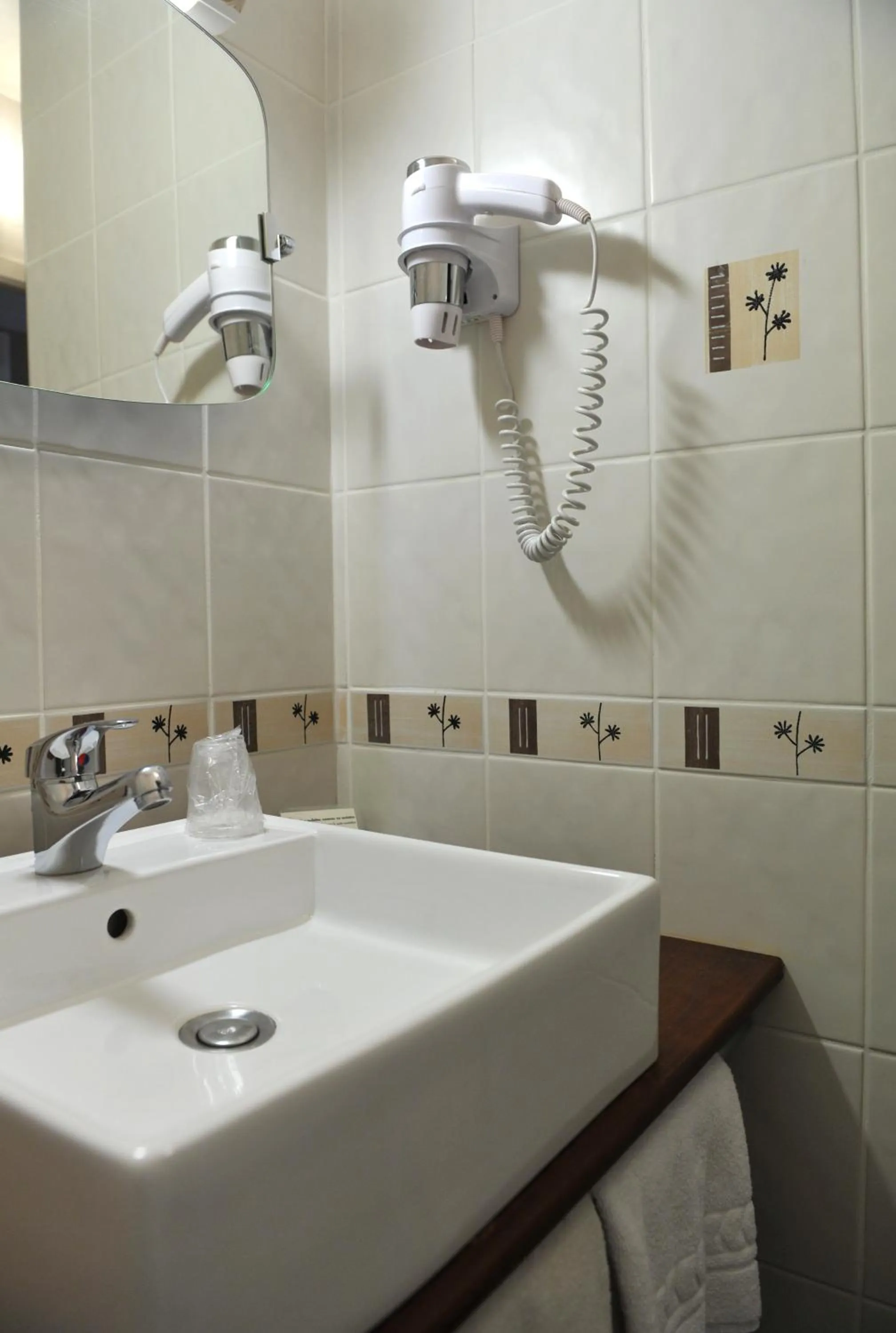 Bathroom in Hôtel Les Tilleuls, Bourges