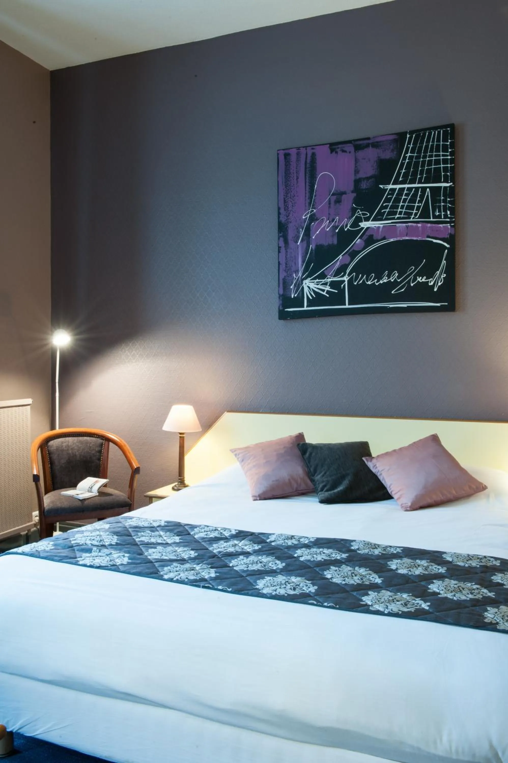 Bedroom, Bed in Hôtel Les Tilleuls, Bourges