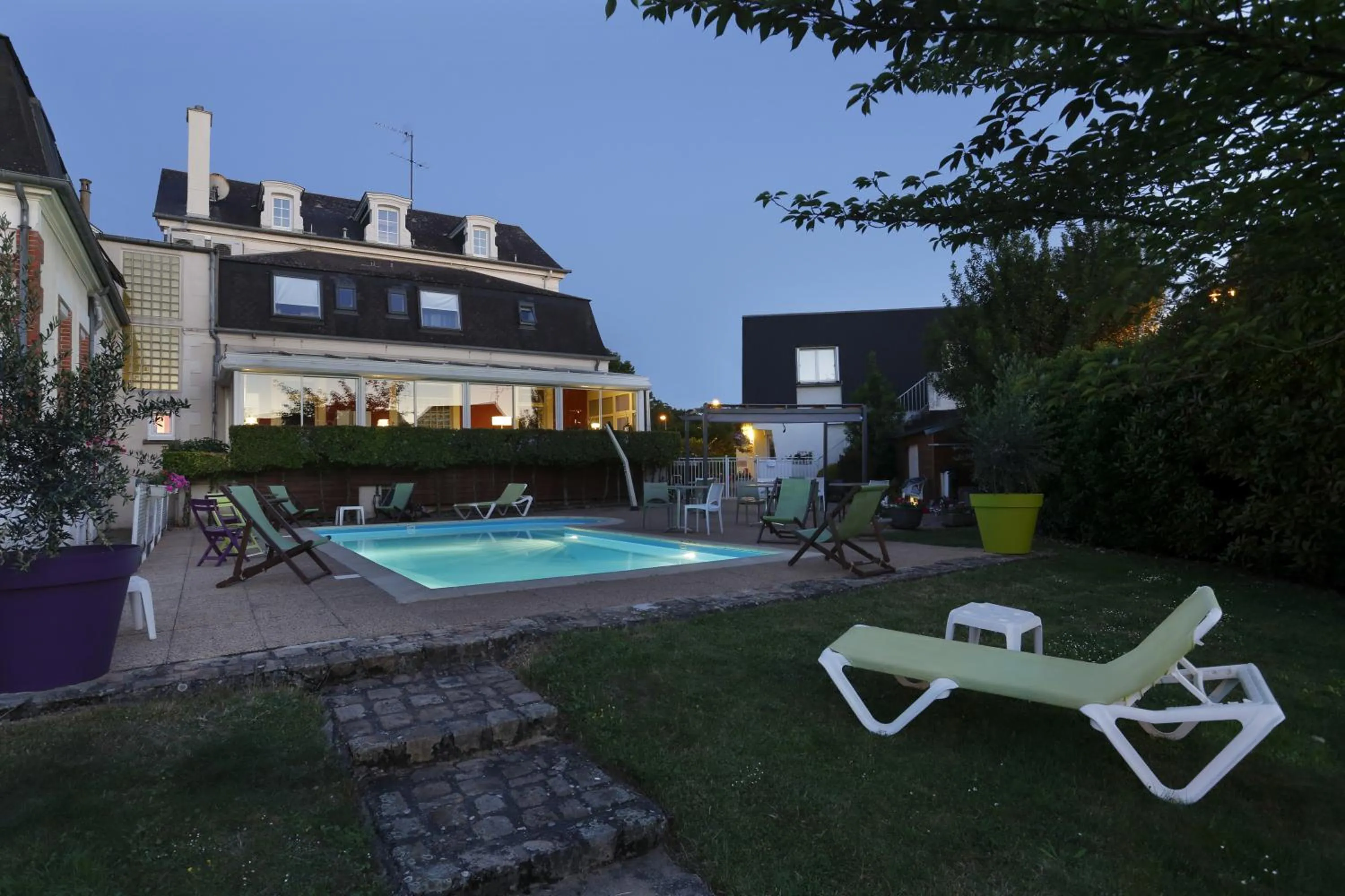 Night in Hôtel Les Tilleuls, Bourges