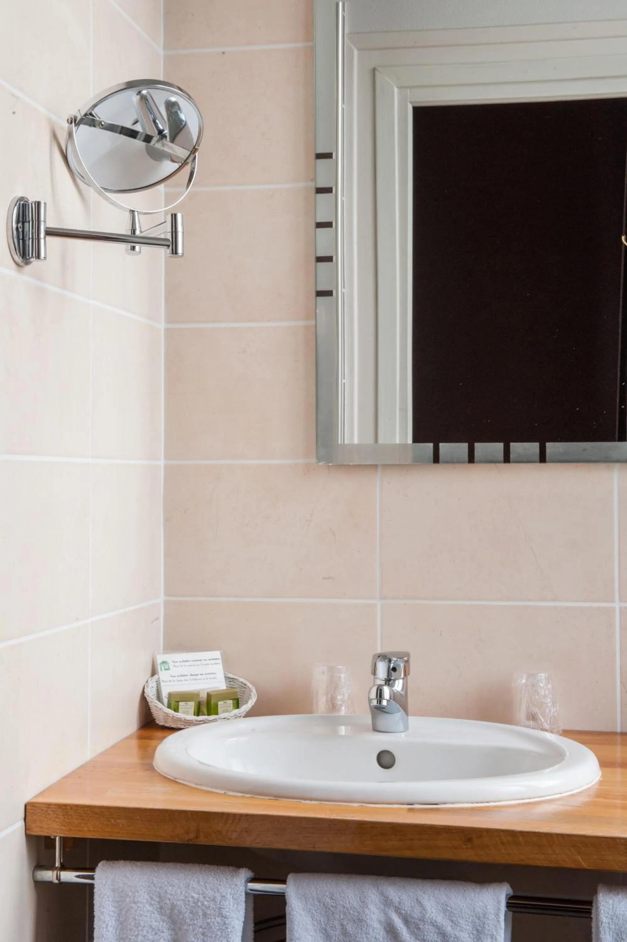 Bathroom in Hôtel Les Tilleuls, Bourges
