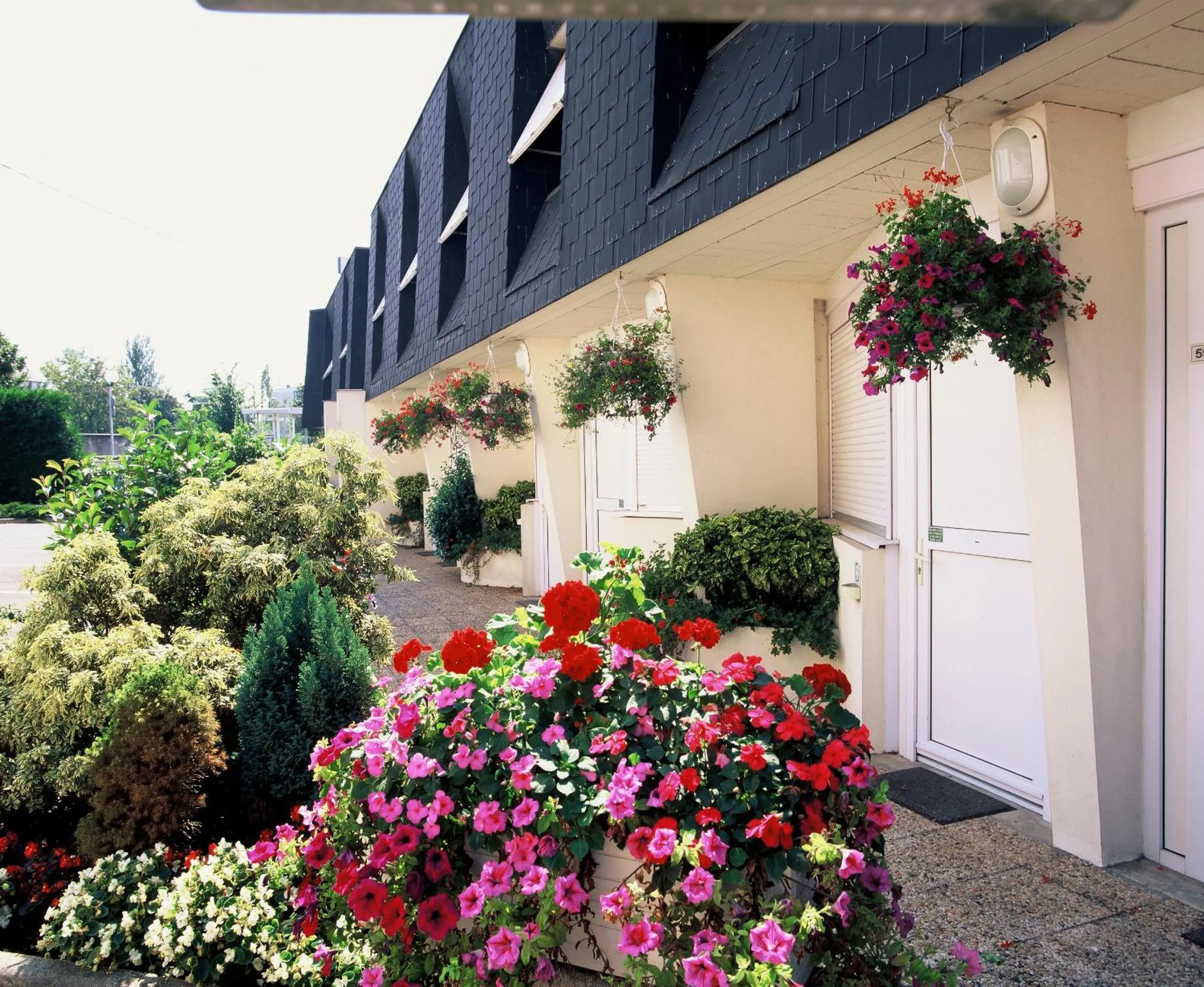 Facade/entrance in Hôtel Les Tilleuls, Bourges
