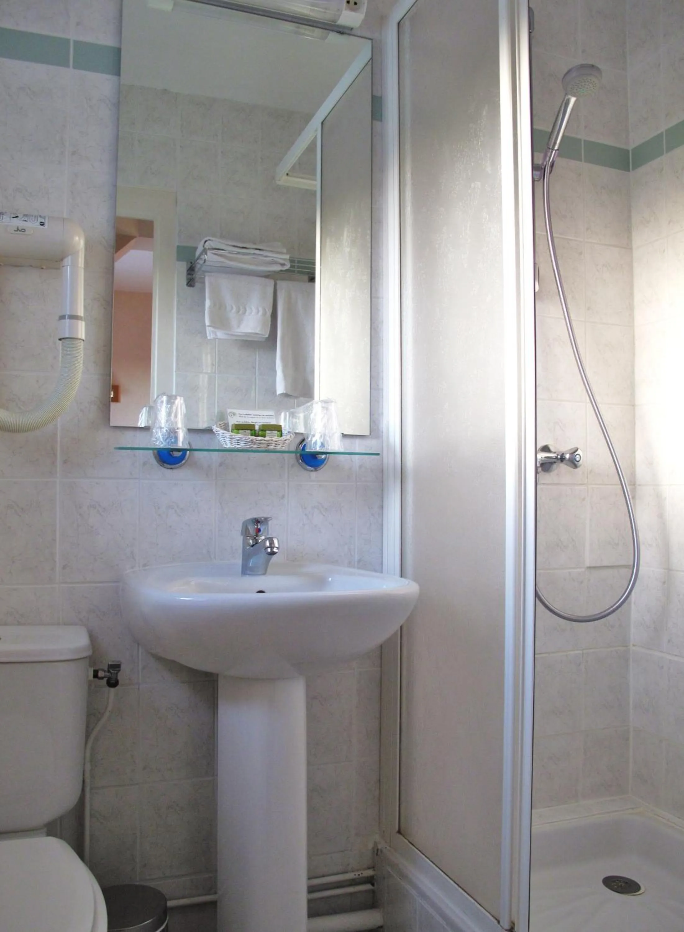 Bathroom in Hôtel Les Tilleuls, Bourges