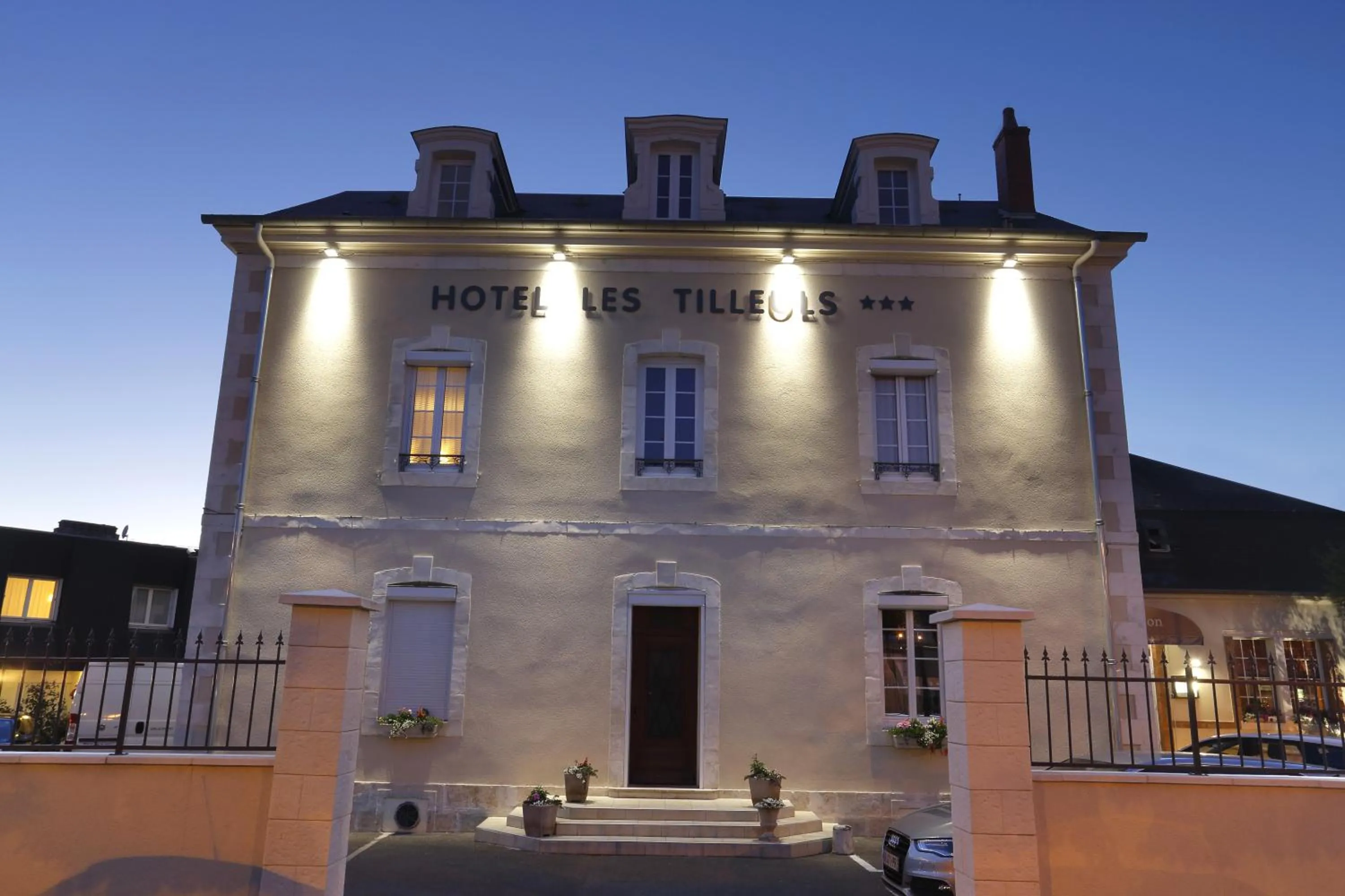 Night in Hôtel Les Tilleuls, Bourges