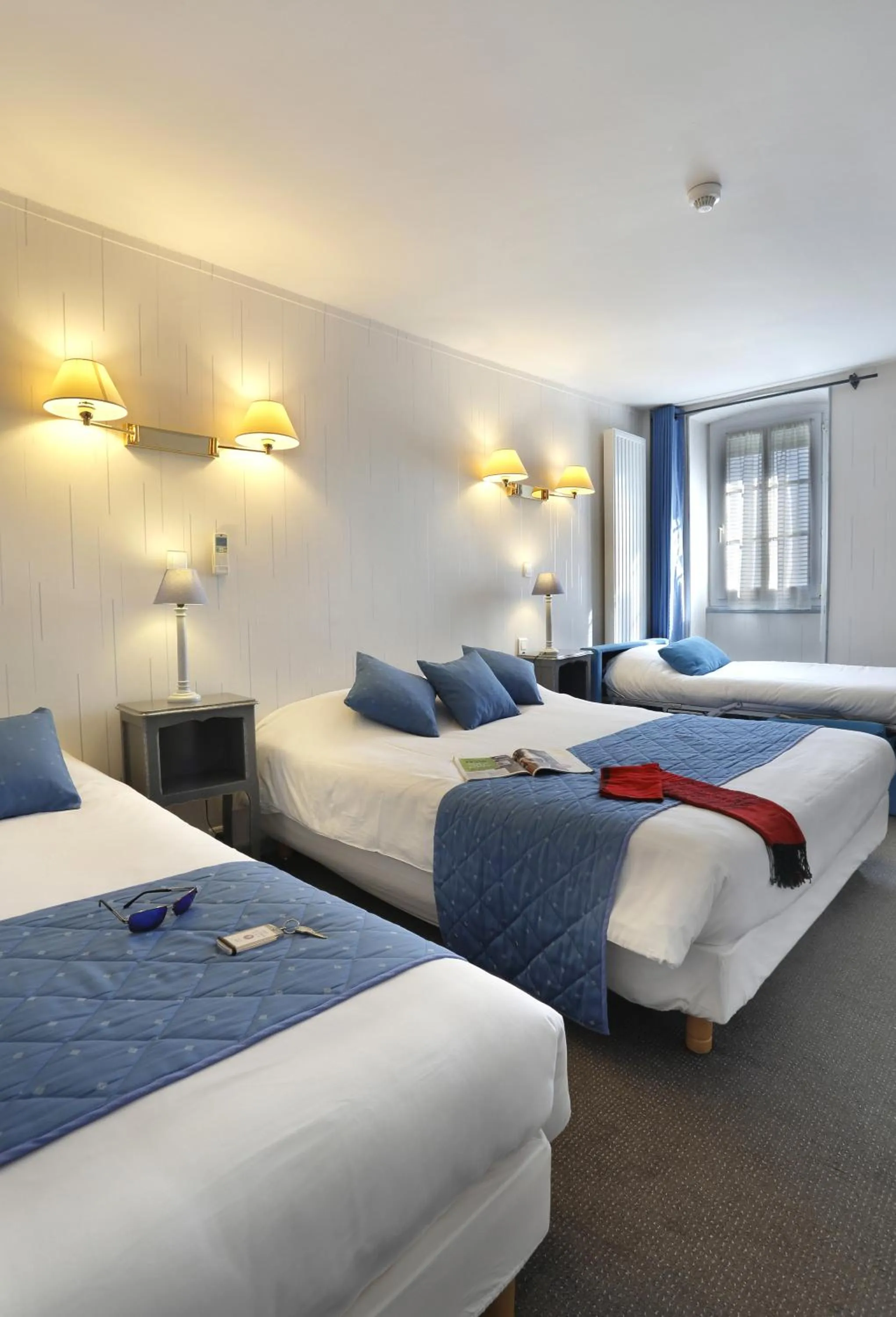 Bedroom, Bed in Hôtel Les Tilleuls, Bourges