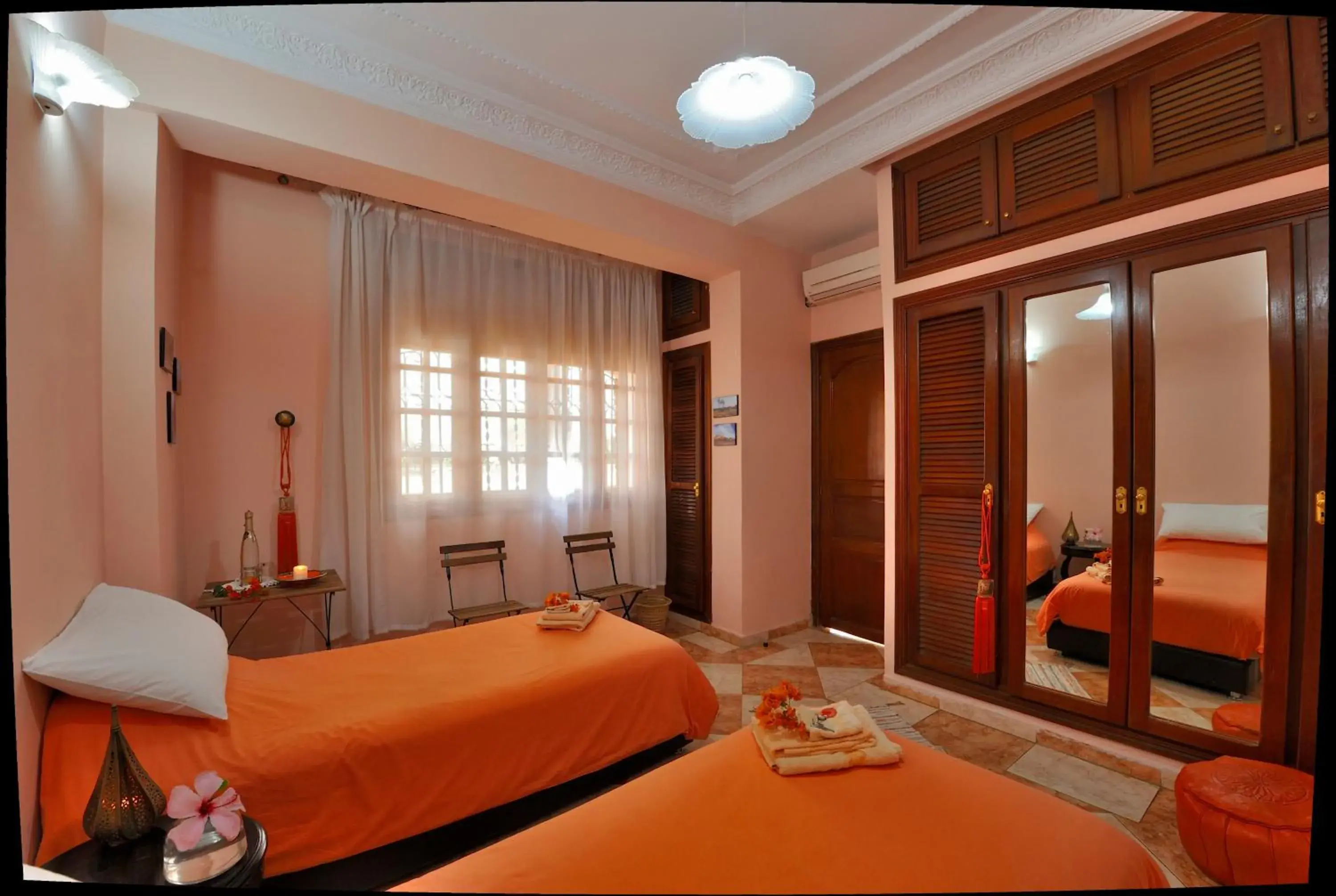 Deluxe Double or Twin Room with Shared Bathroom - single occupancy in LHOSTEL à Casablanca Deluxe Double or Twin Room with Shared Bathroom - single occupancy in LHOSTEL à Casablanca