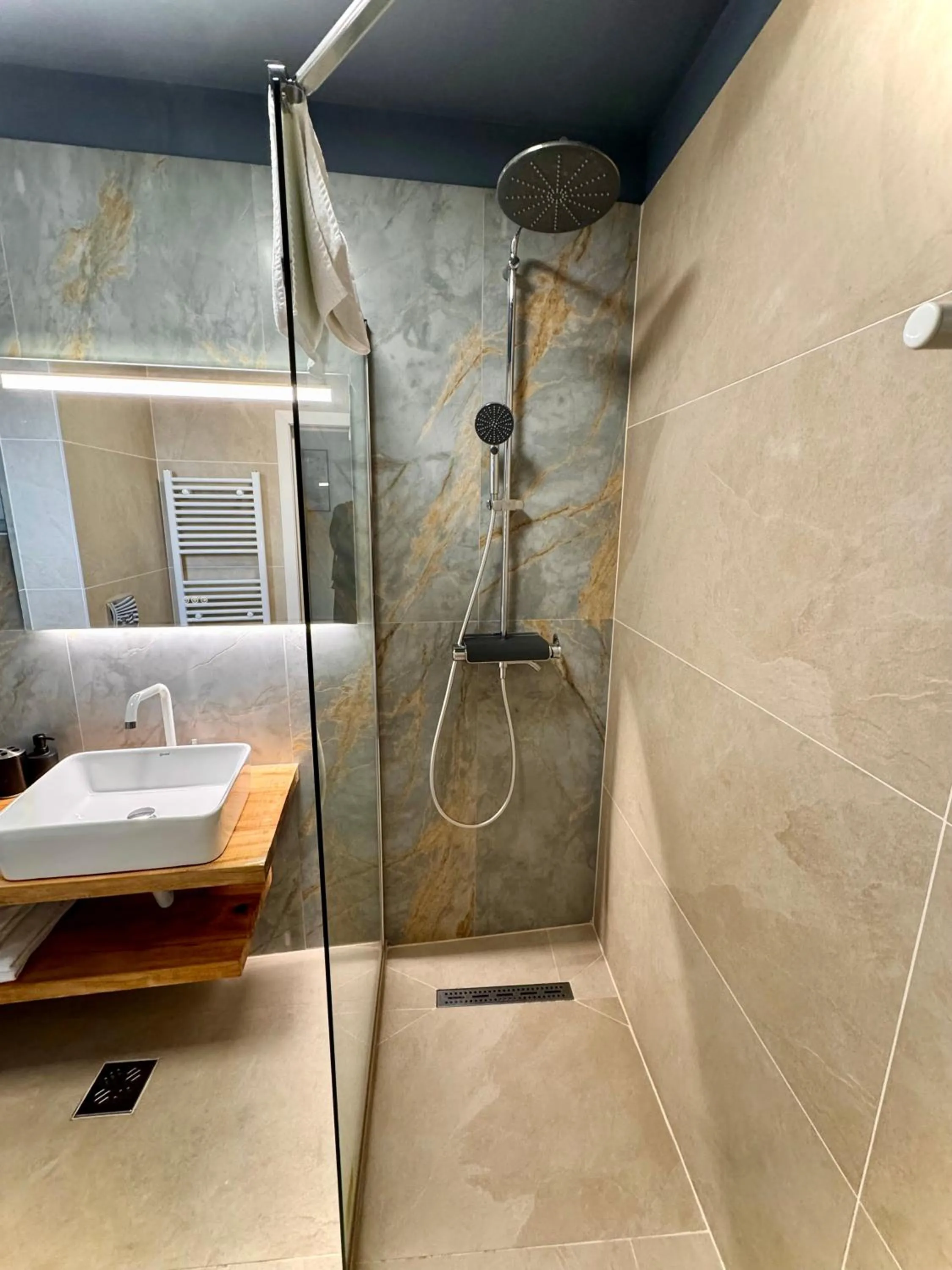 Bathroom in Lucas 10 Apartments