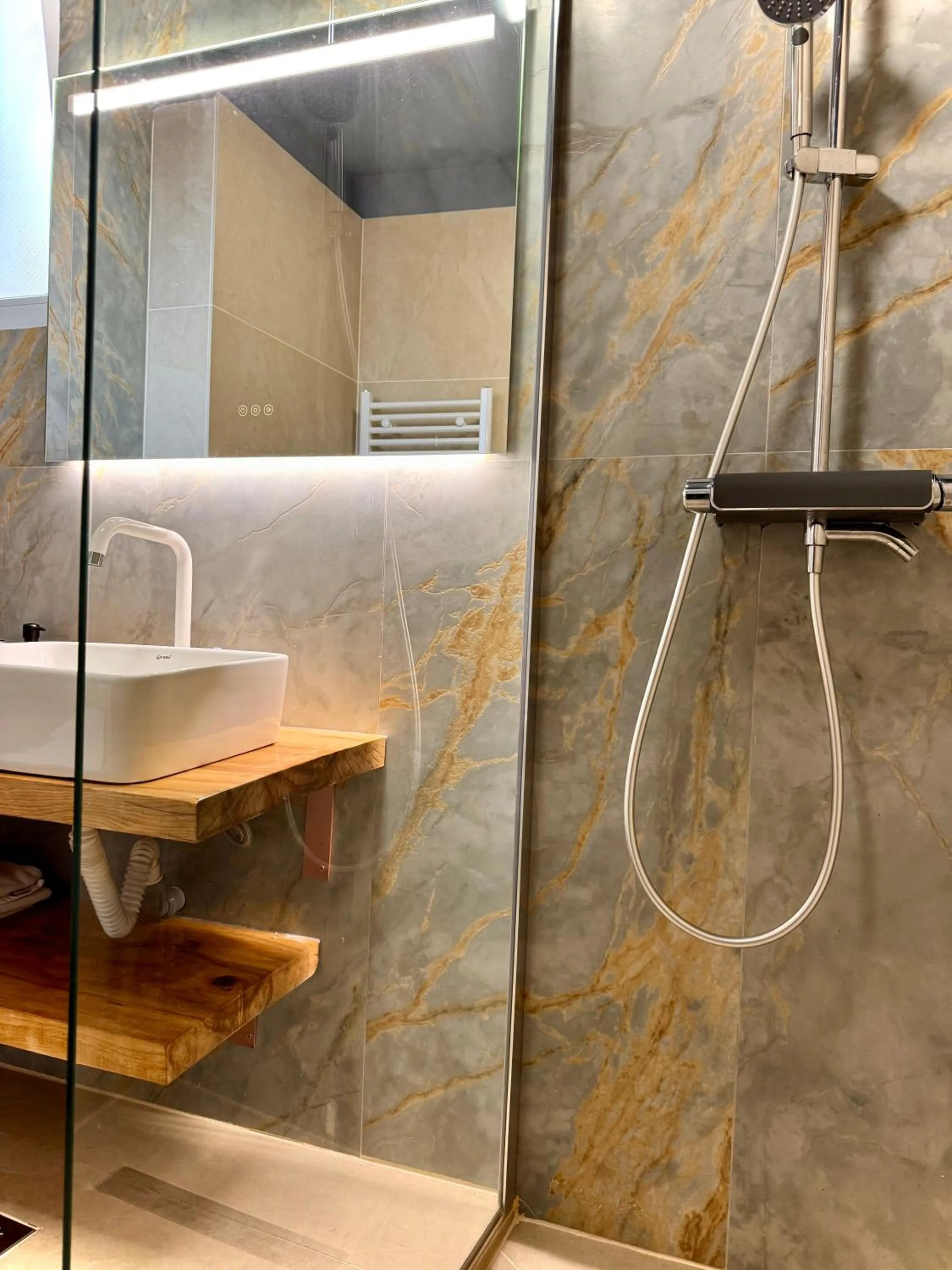 Shower in Lucas 10 Apartments