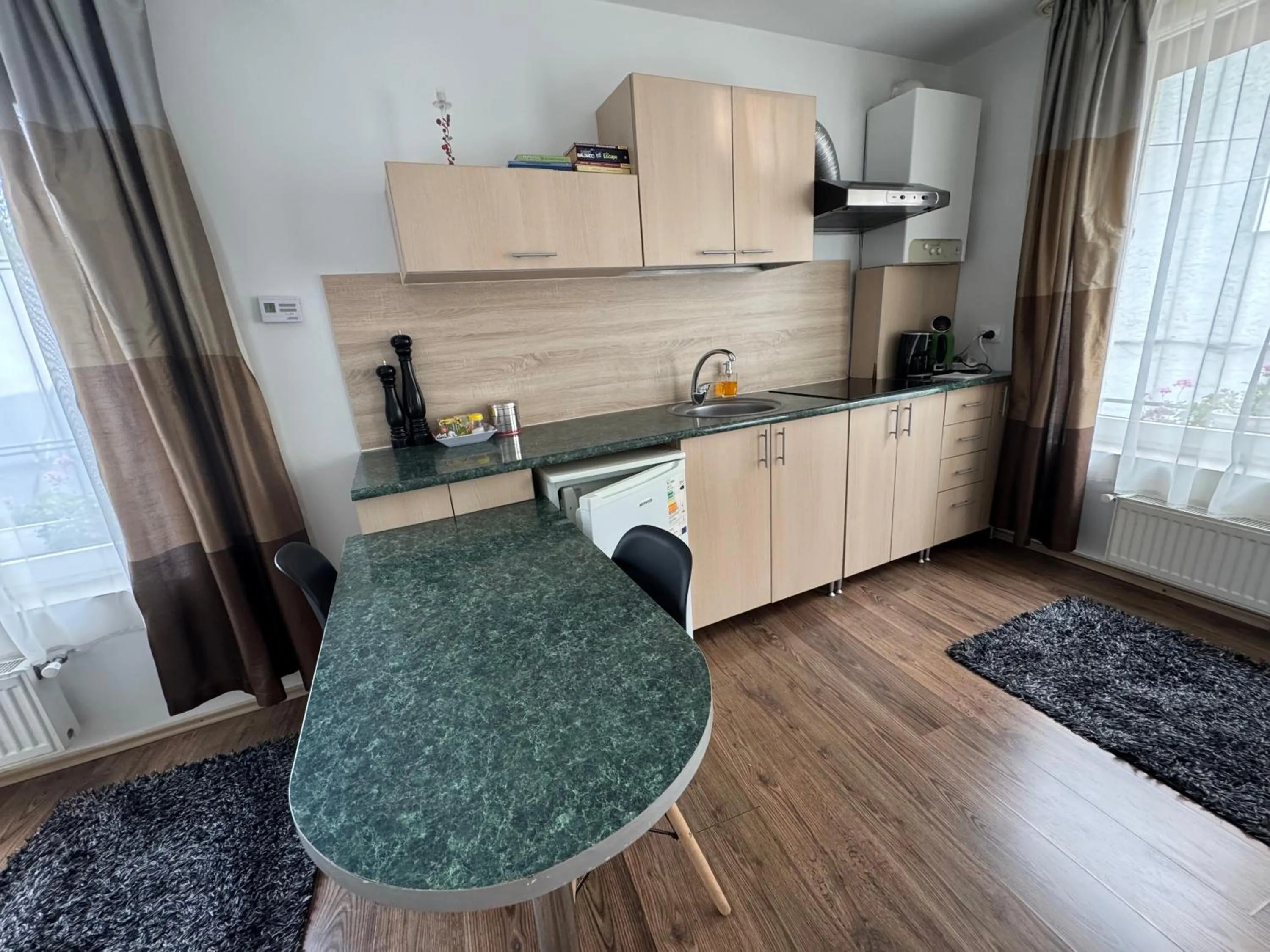 Kitchen or kitchenette in Lucas 10 Apartments