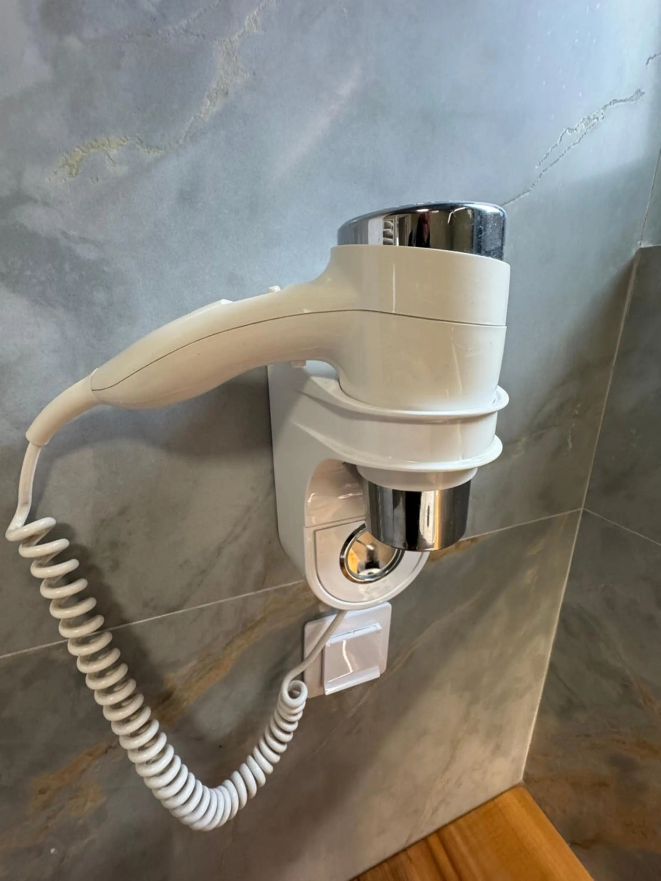 hair dryier in Lucas 10 Apartments