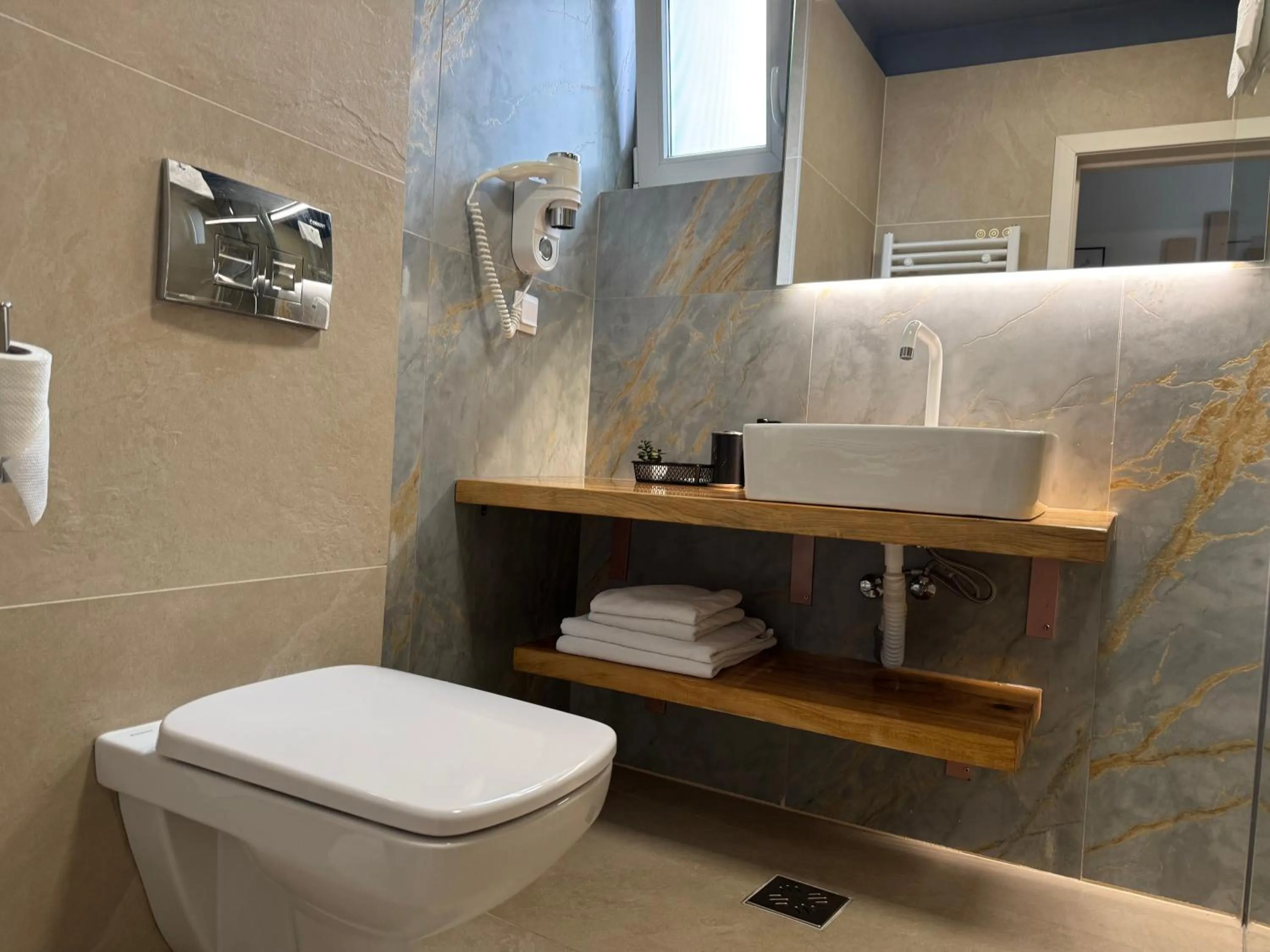 Toilet in Lucas 10 Apartments