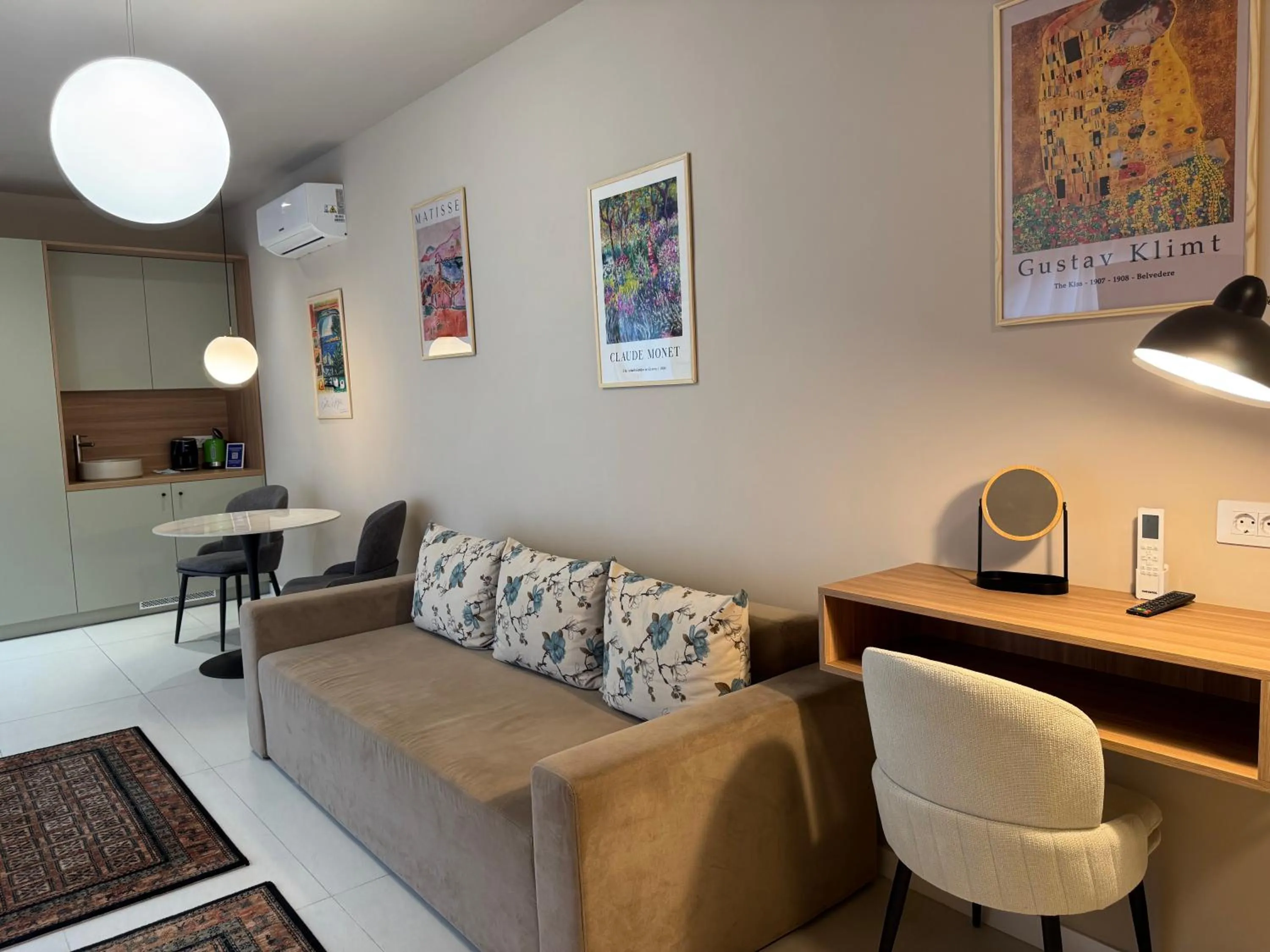 Seating area in Lucas 10 Apartments