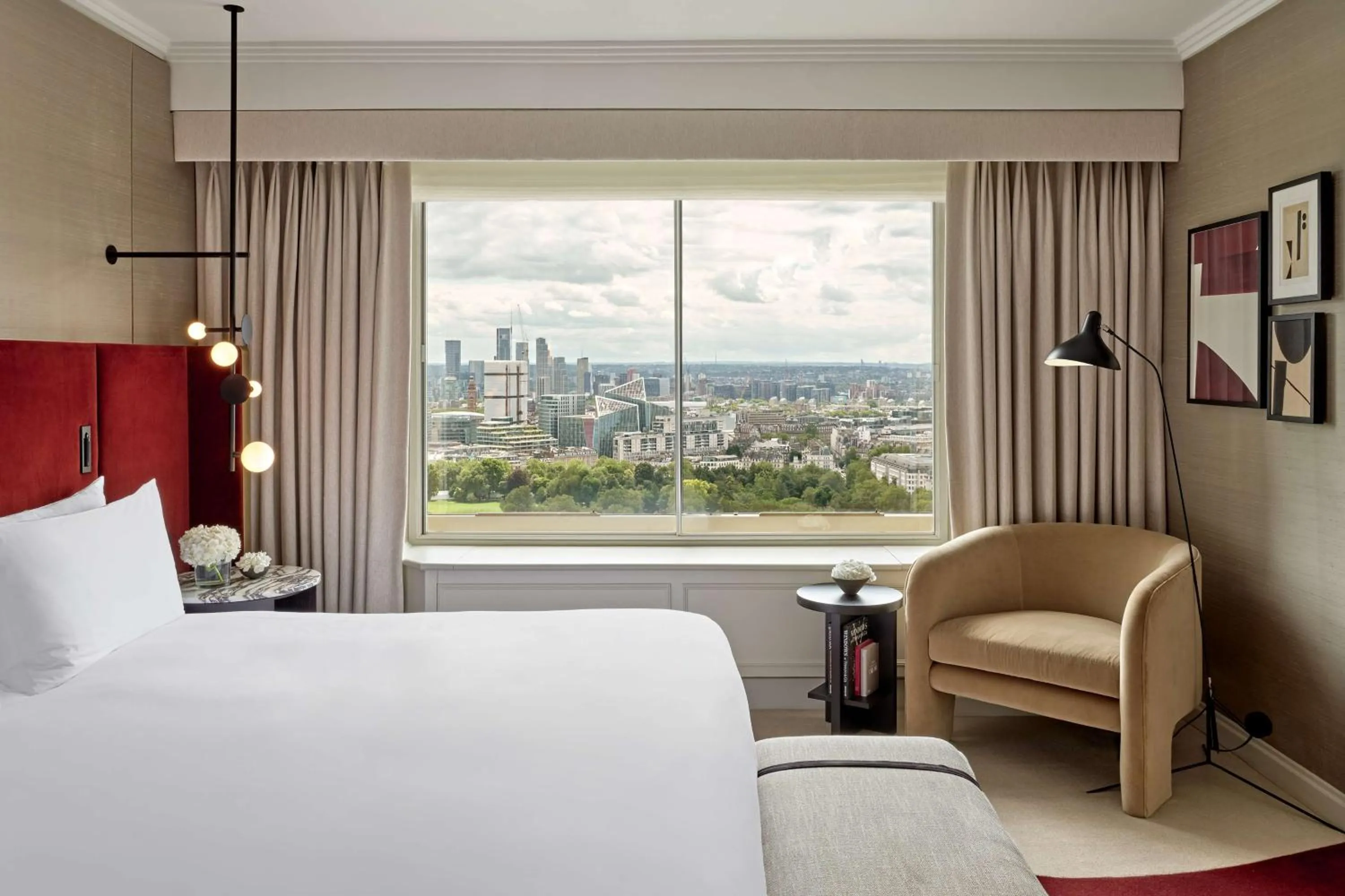 View (from property/room), Bed in London Hilton on Park Lane