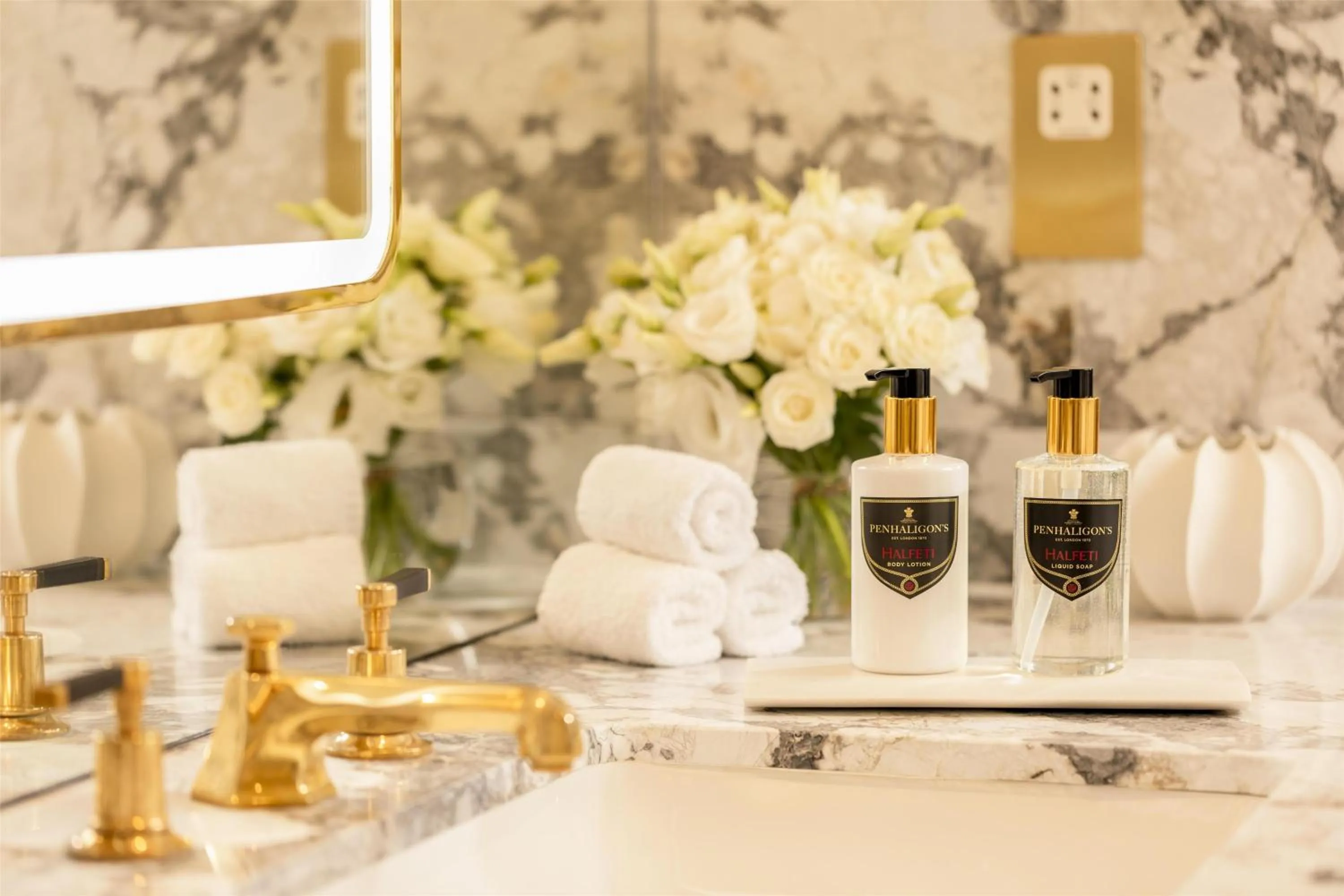 Photo of the whole room in London Hilton on Park Lane