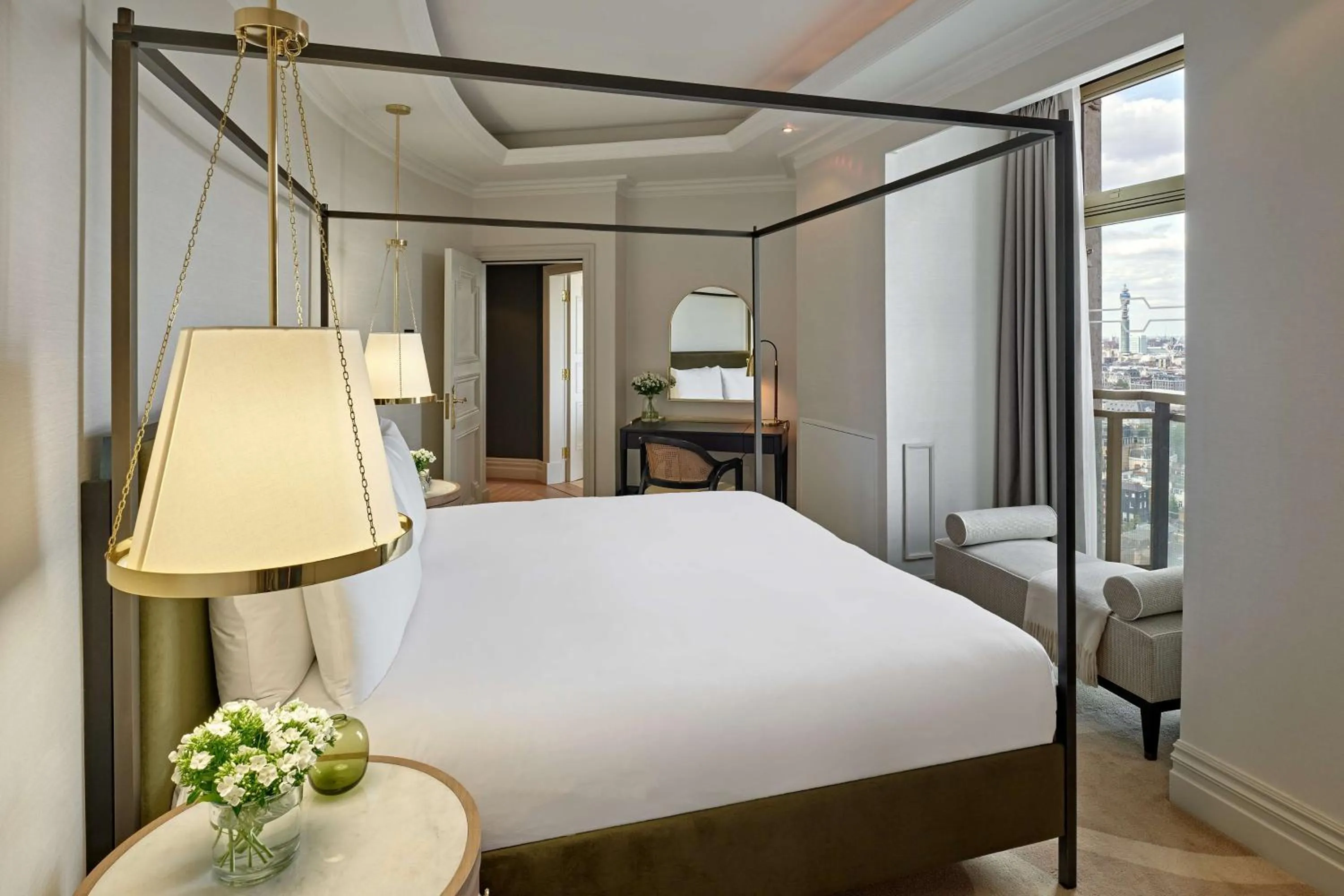 Photo of the whole room, Bed in London Hilton on Park Lane