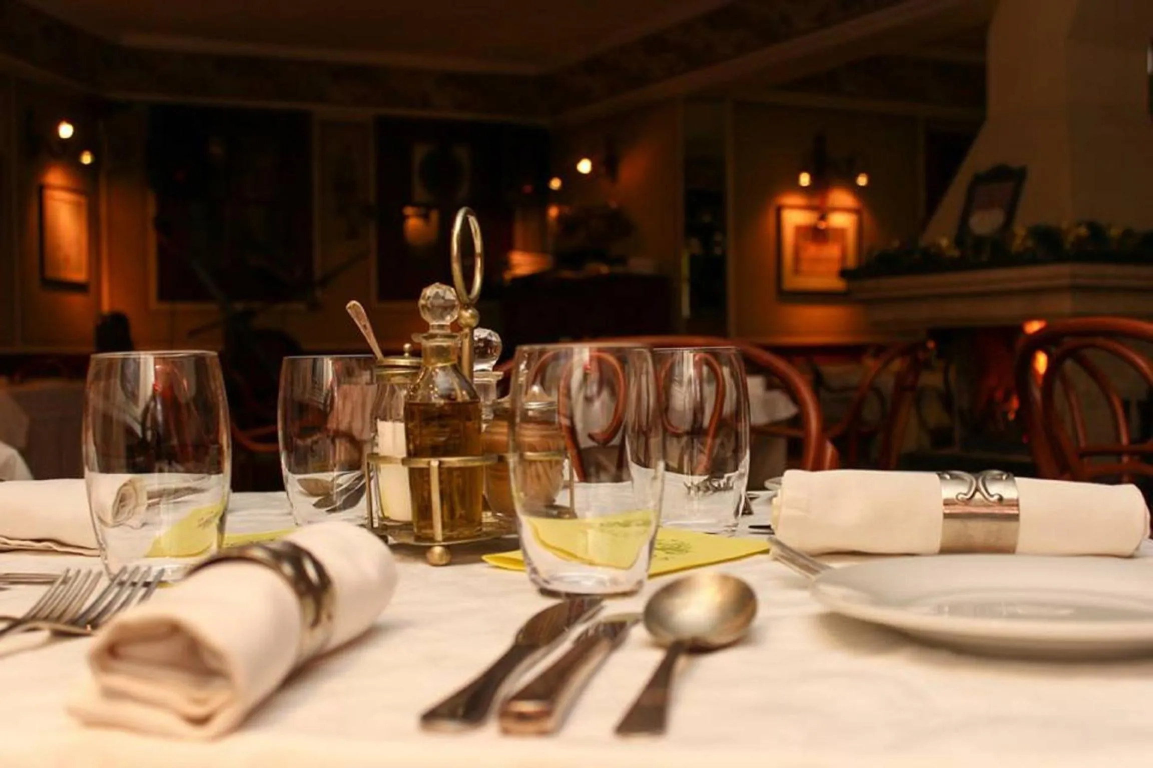 Restaurant/places to eat in Old Legends Hotel