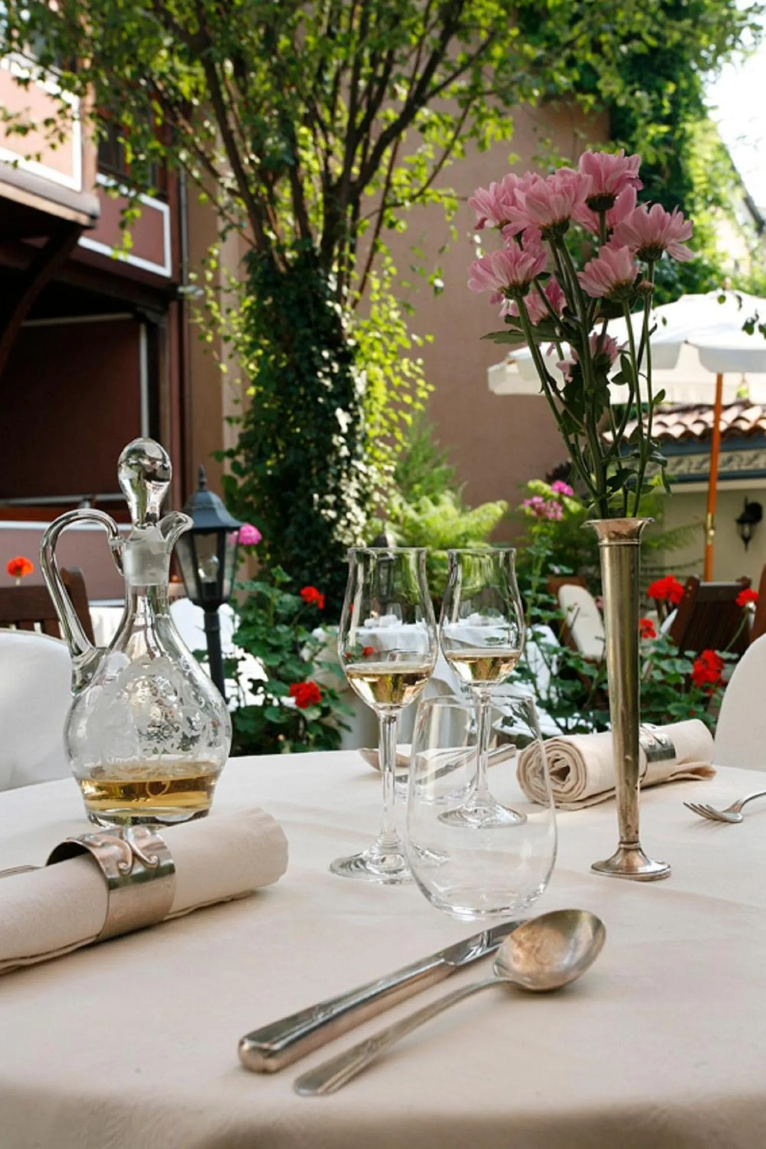 Restaurant/places to eat in Old Legends Hotel