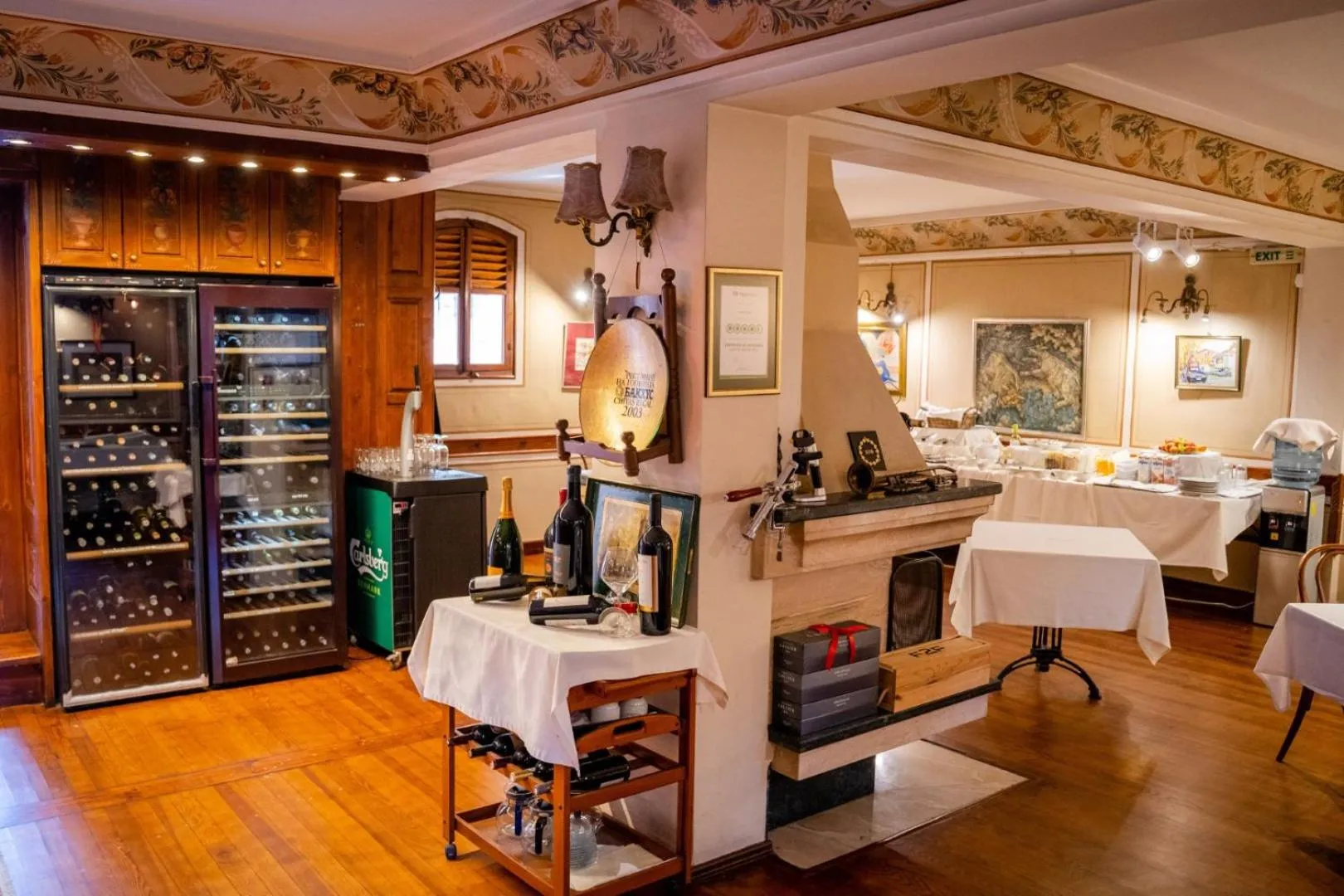 Restaurant/places to eat in Old Legends Hotel