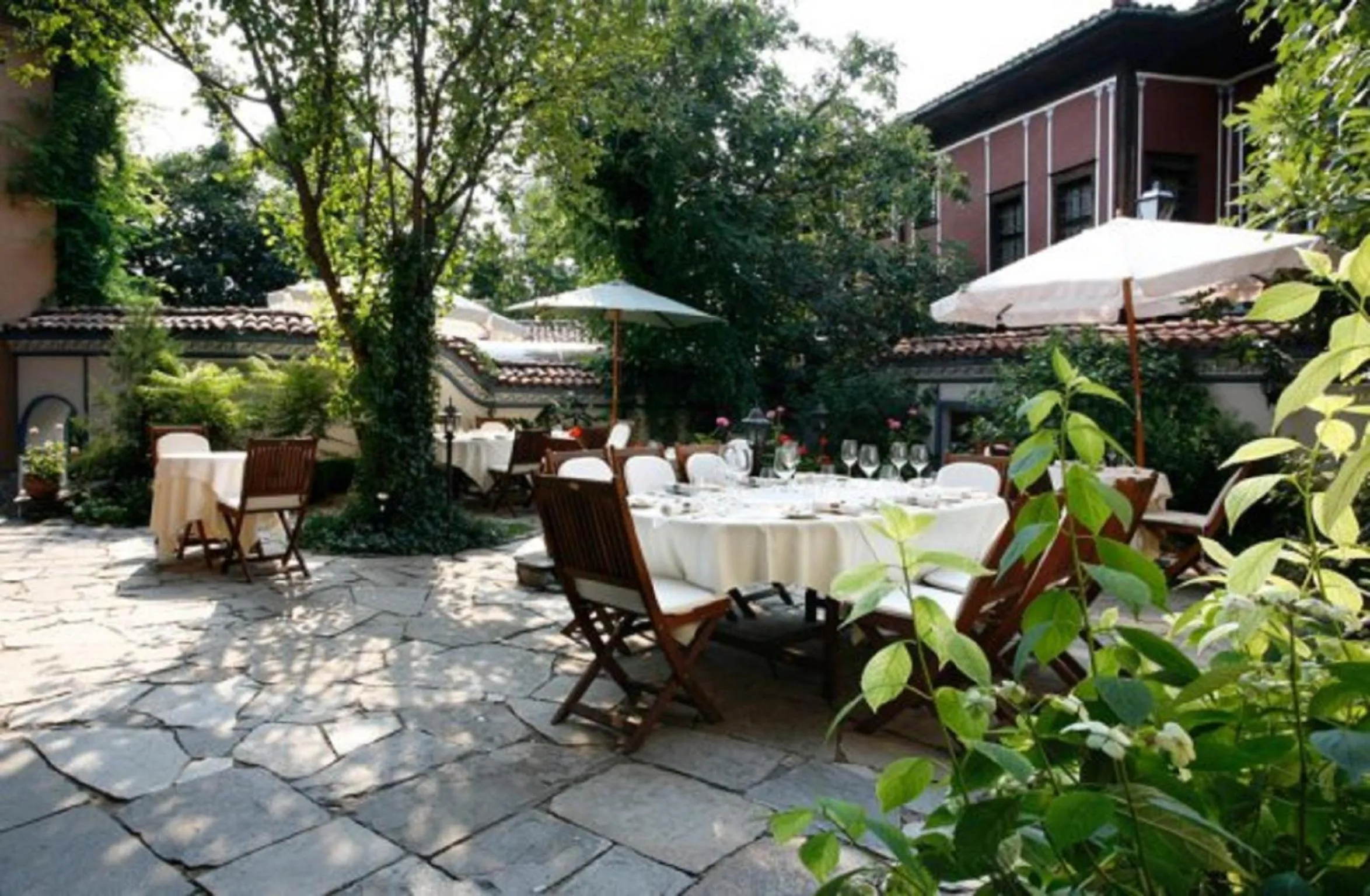 Patio in Old Legends Hotel