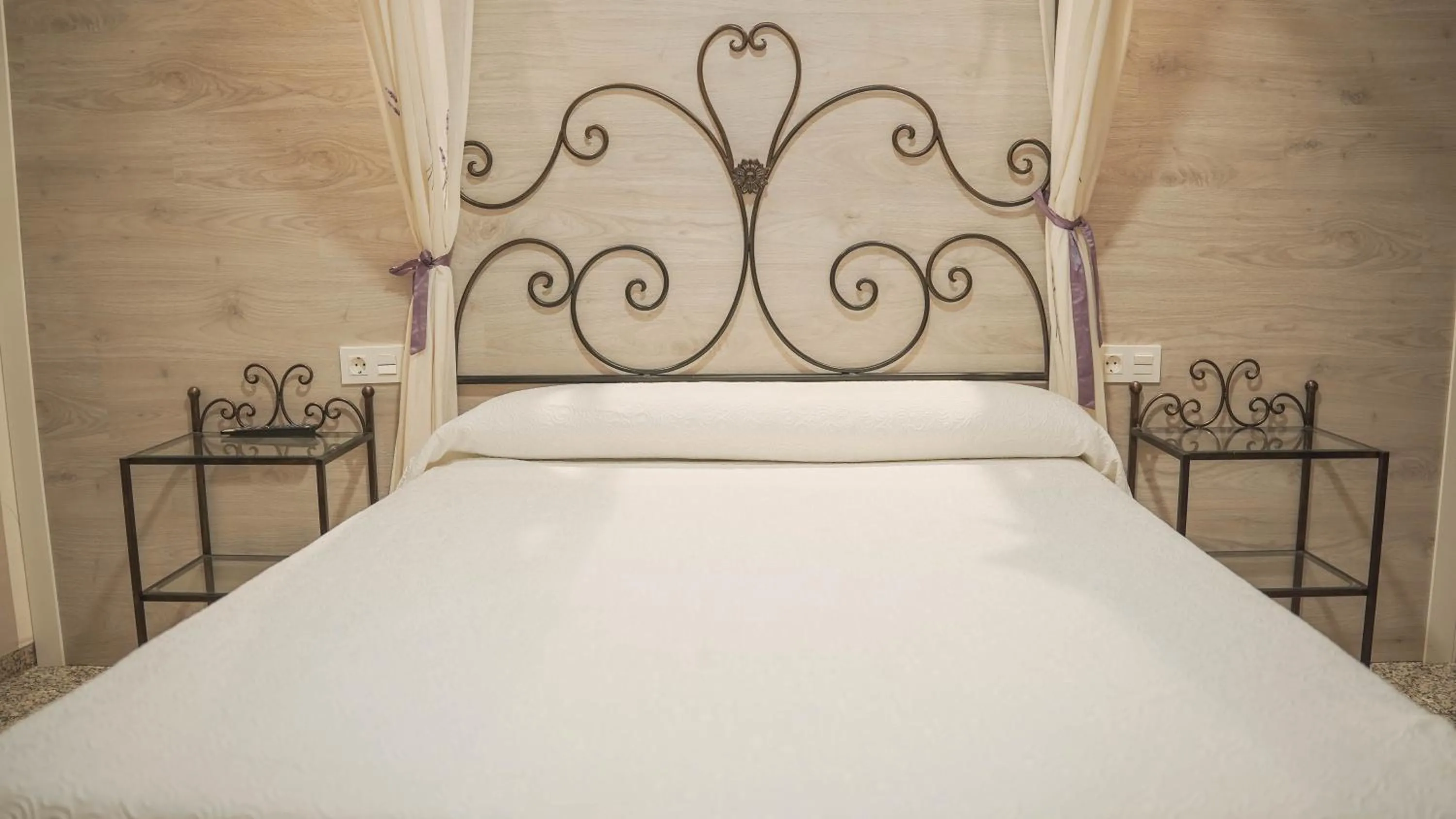 Bed in Hotel Restaurante Boabdil