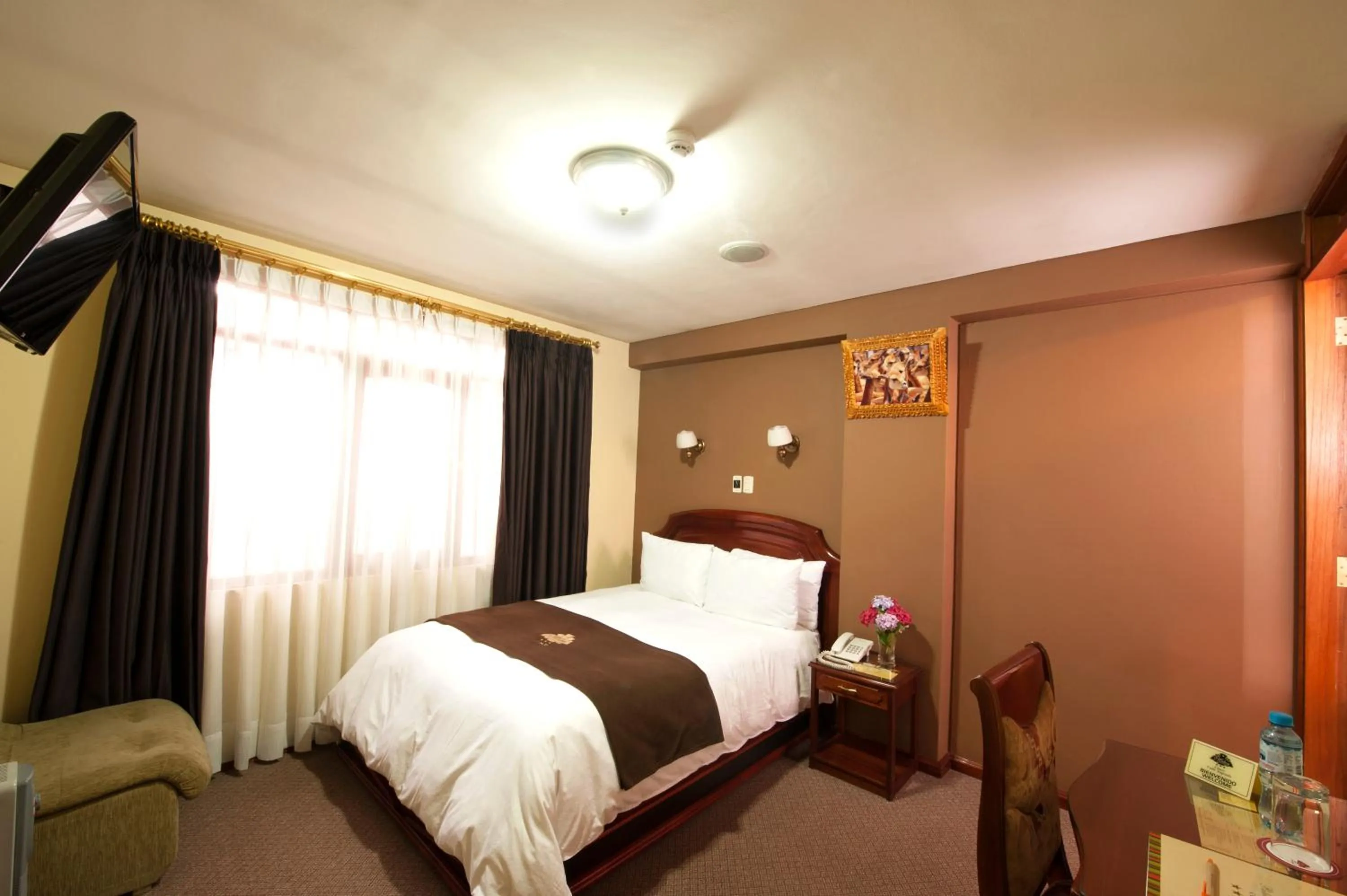 Photo of the whole room in Hotel Mabey Cusco