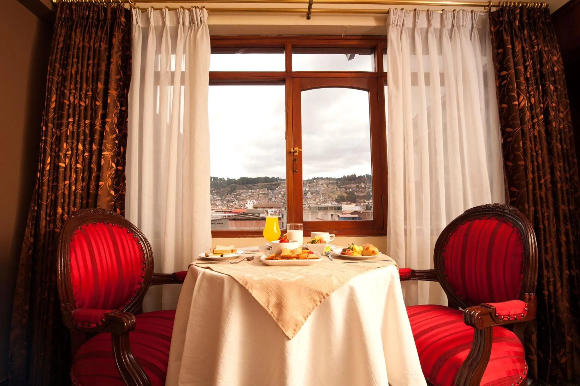 Photo of the whole room in Hotel Mabey Cusco