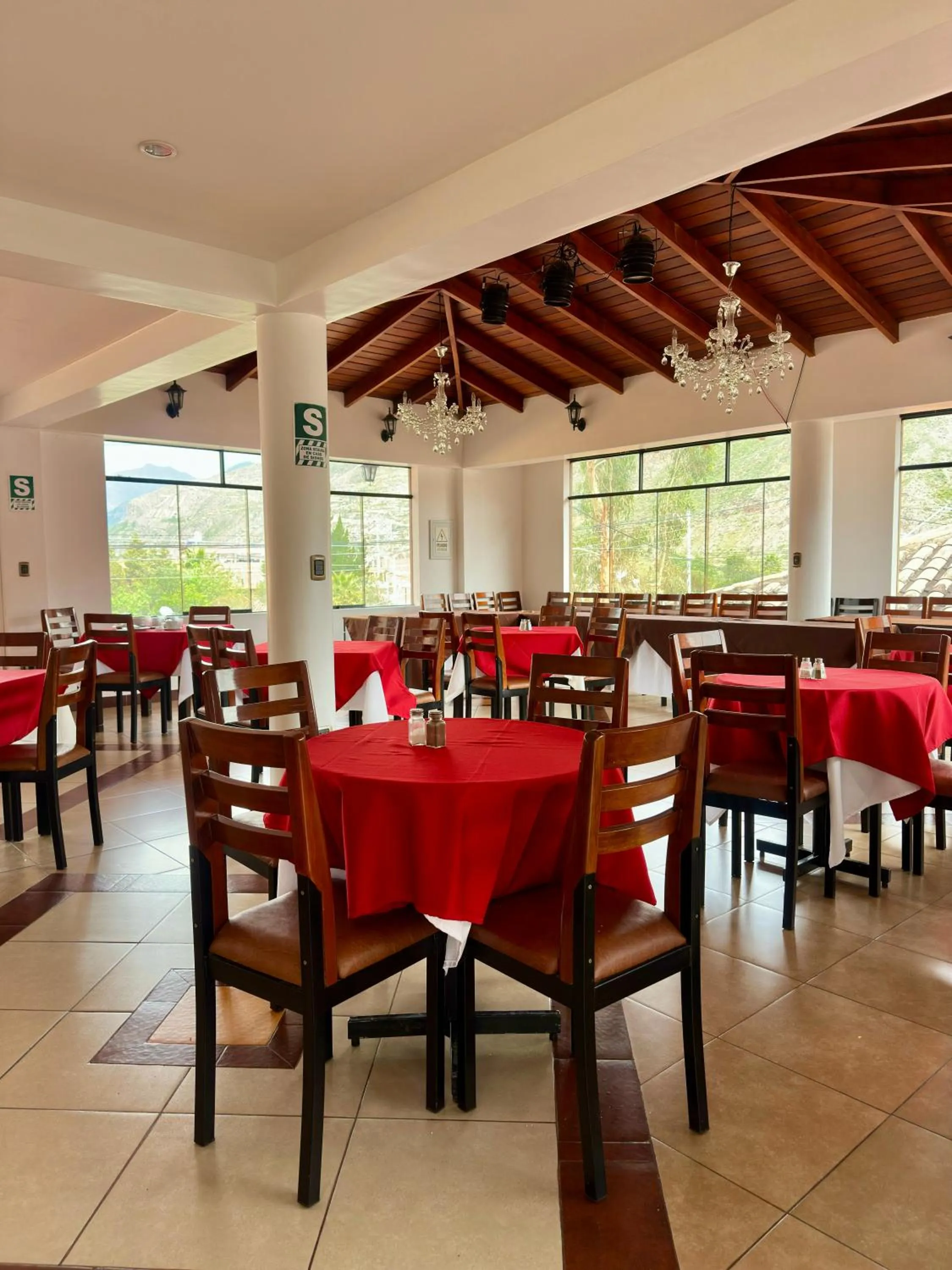 Dining area in Hotel Mabey Urubamba