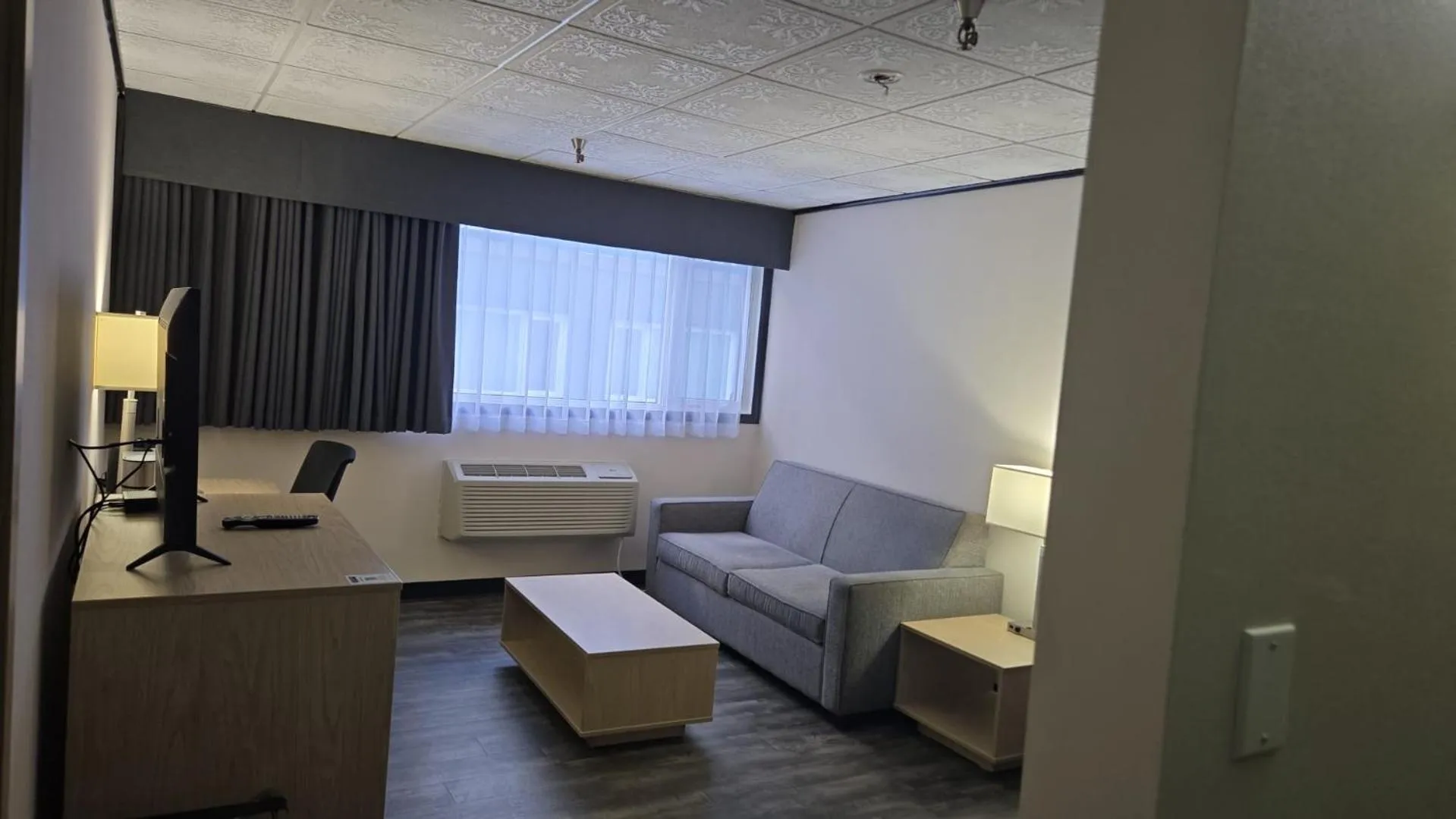 Living room, Bed in Sternwheeler Hotel & Conference Centre, Trademark by Wyndham