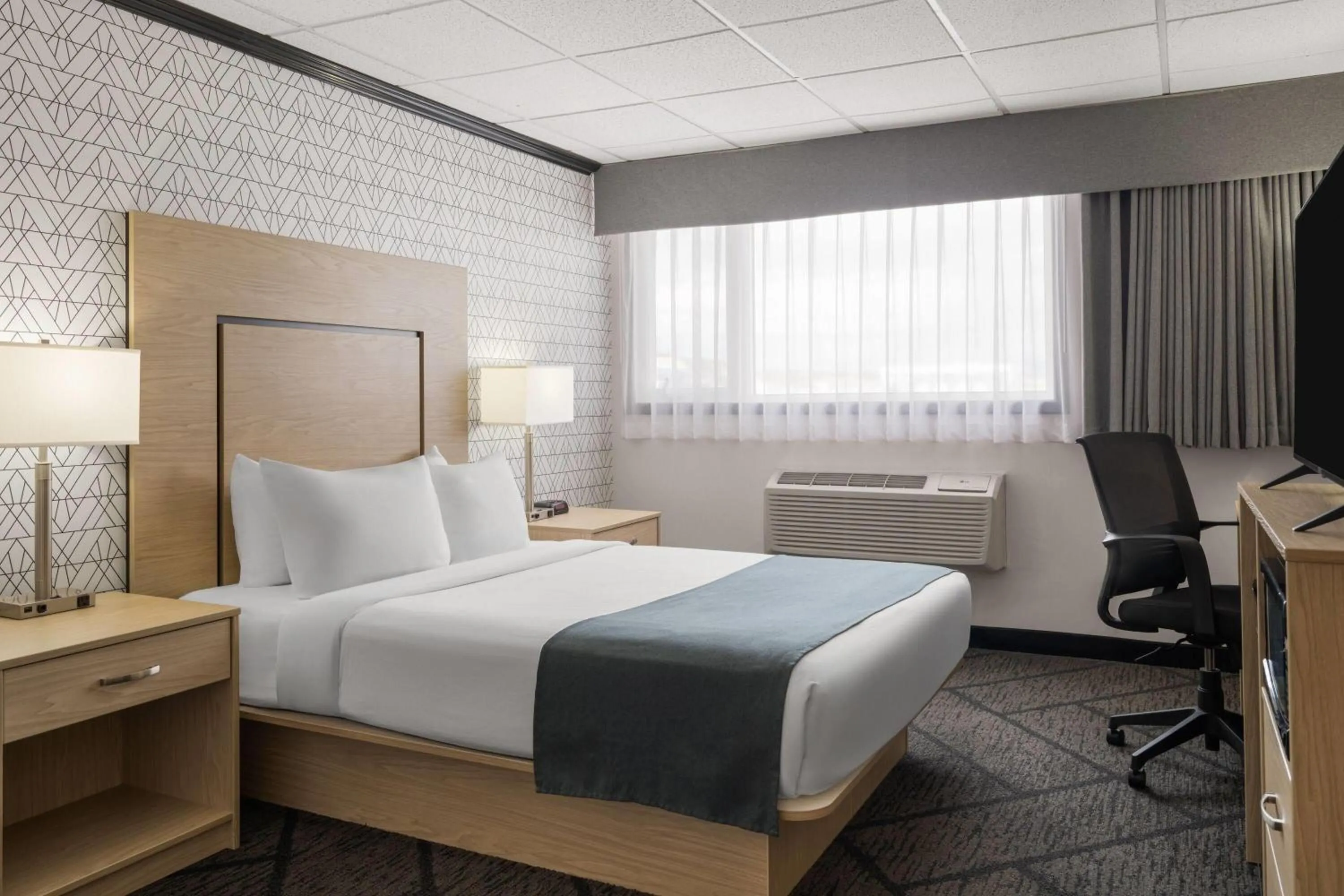 Photo of the whole room, Bed in Sternwheeler Hotel & Conference Centre, Trademark by Wyndham