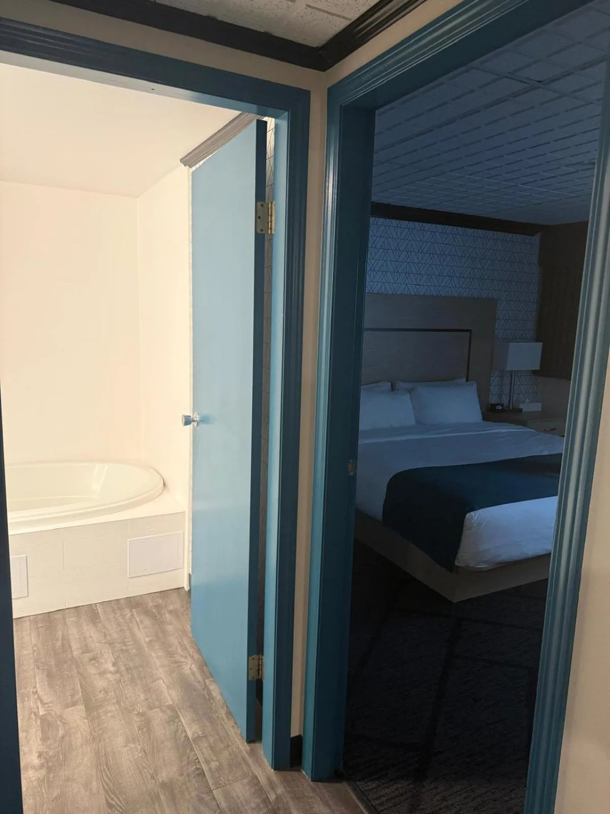 Bathroom, Bed in Sternwheeler Hotel & Conference Centre, Trademark by Wyndham