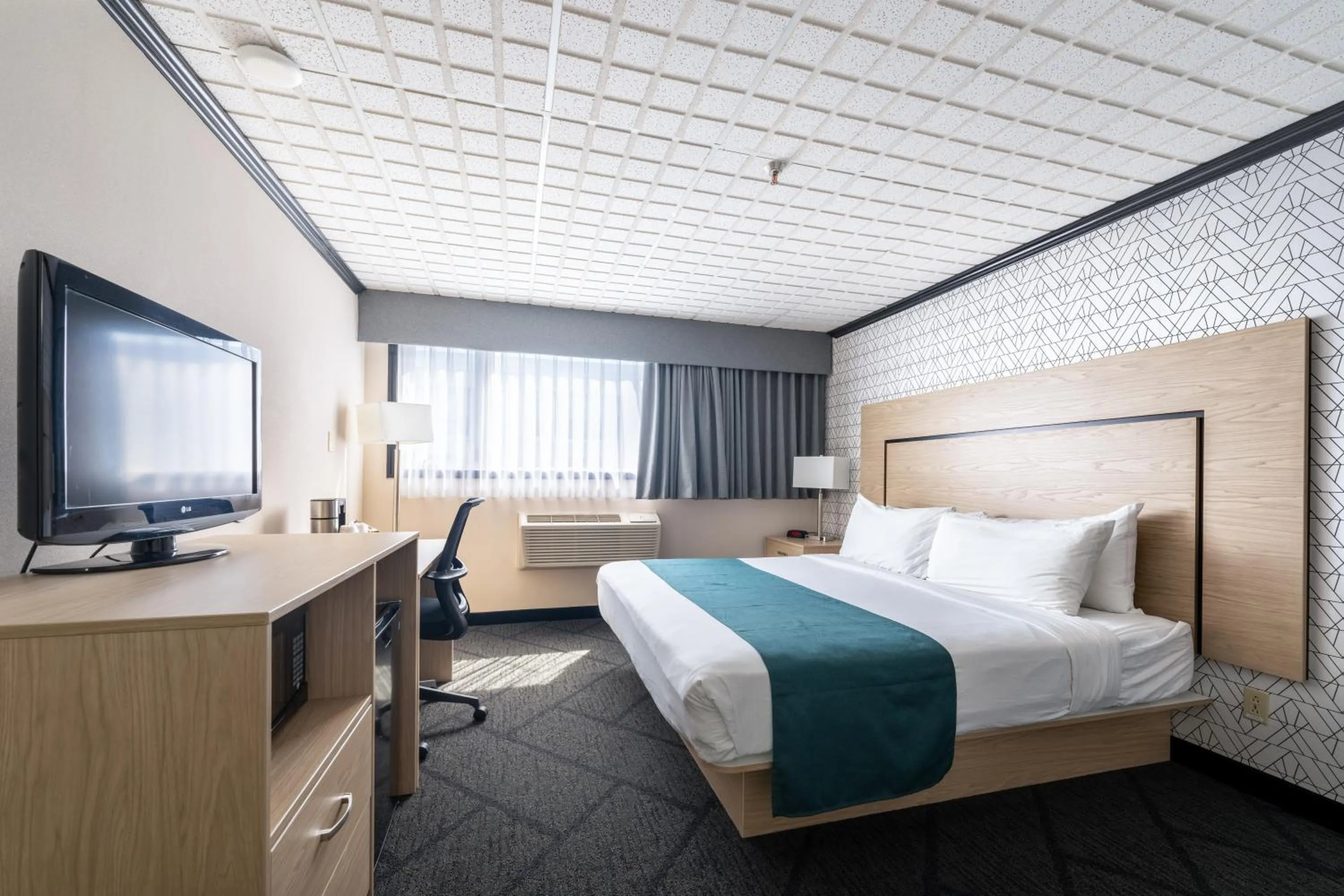 Bed in Sternwheeler Hotel & Conference Centre, Trademark by Wyndham