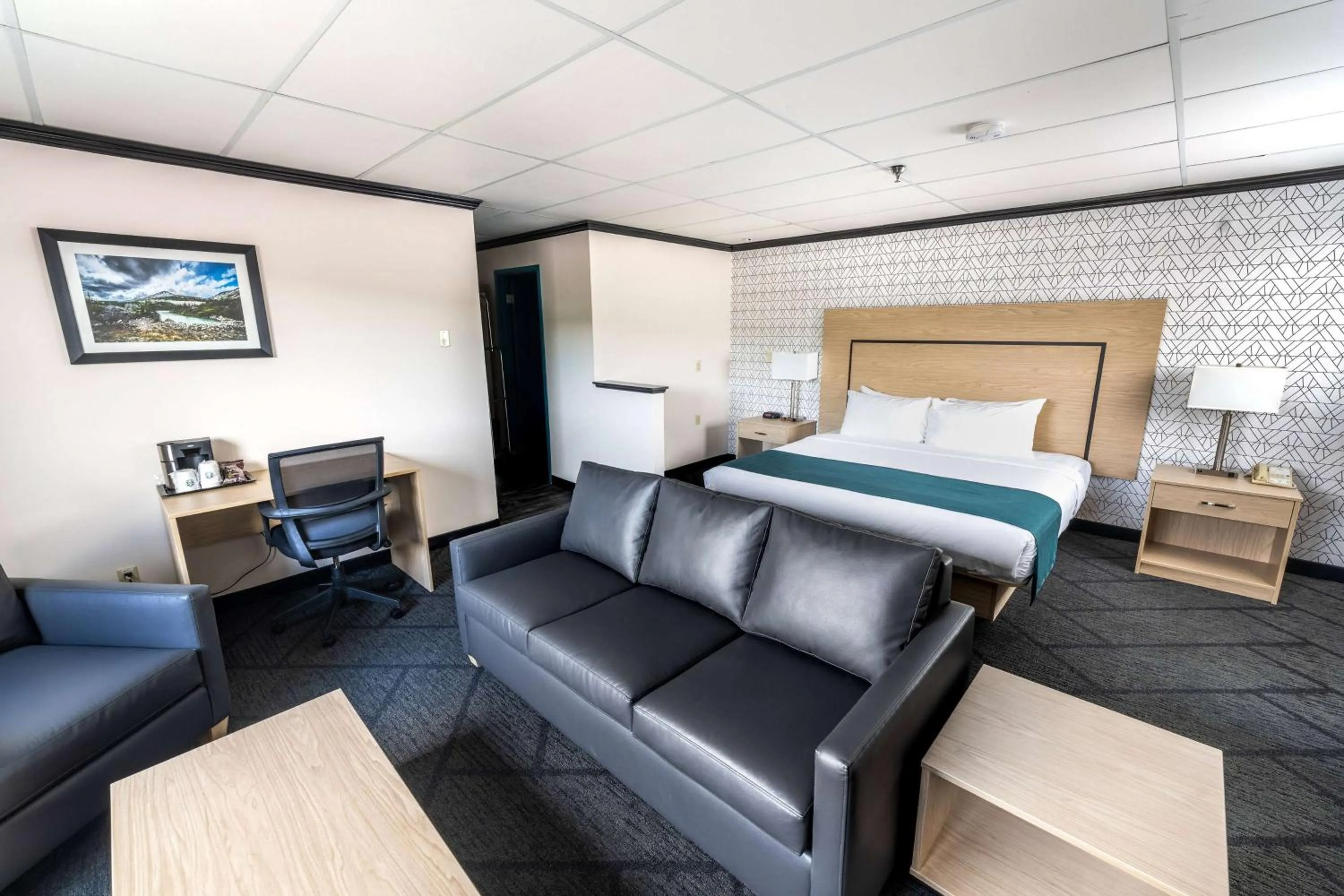 Photo of the whole room, Bed in Sternwheeler Hotel & Conference Centre, Trademark by Wyndham