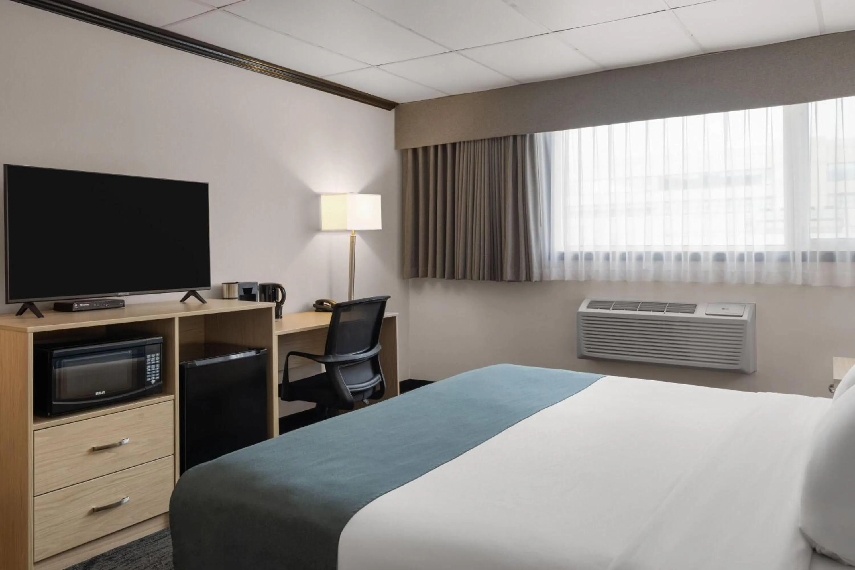 Photo of the whole room, Bed in Sternwheeler Hotel & Conference Centre, Trademark by Wyndham