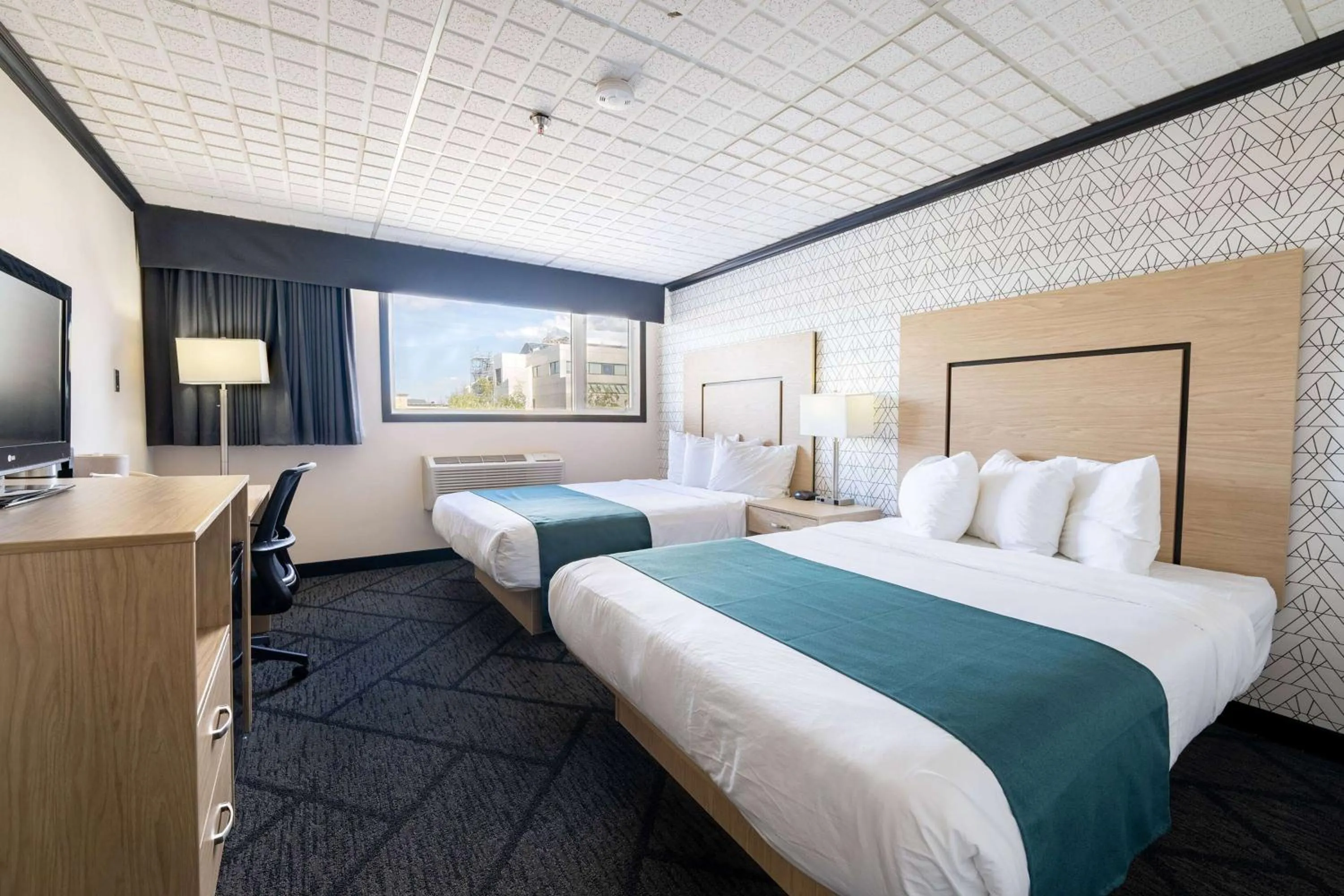 Photo of the whole room, Bed in Sternwheeler Hotel & Conference Centre, Trademark by Wyndham