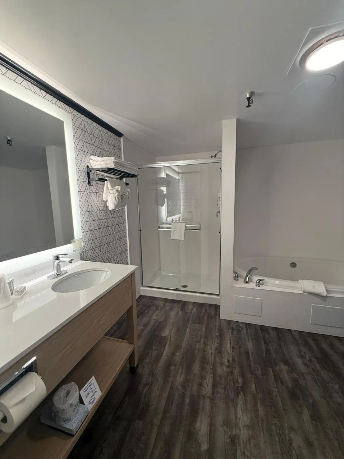 Shower in Sternwheeler Hotel & Conference Centre, Trademark by Wyndham