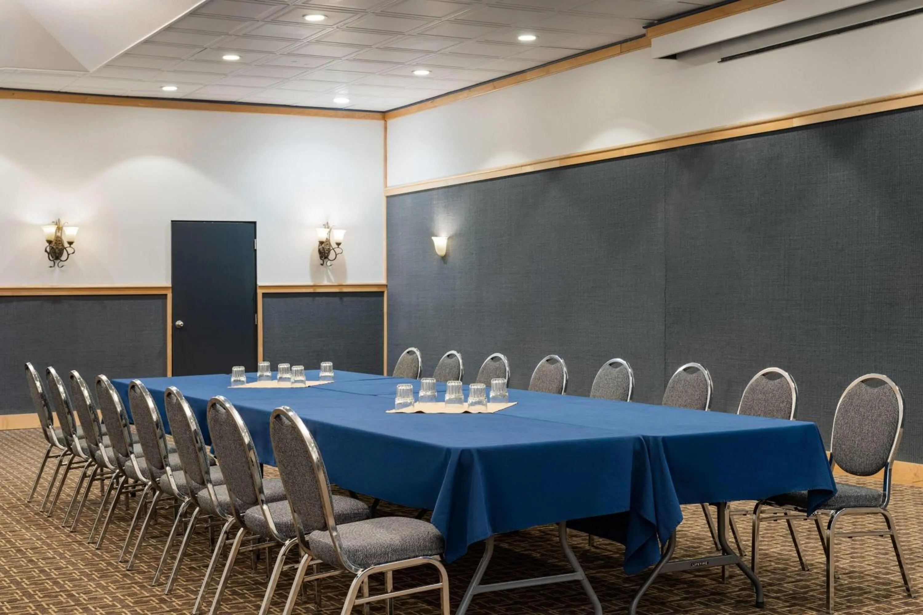 Meeting/conference room in Sternwheeler Hotel & Conference Centre, Trademark by Wyndham