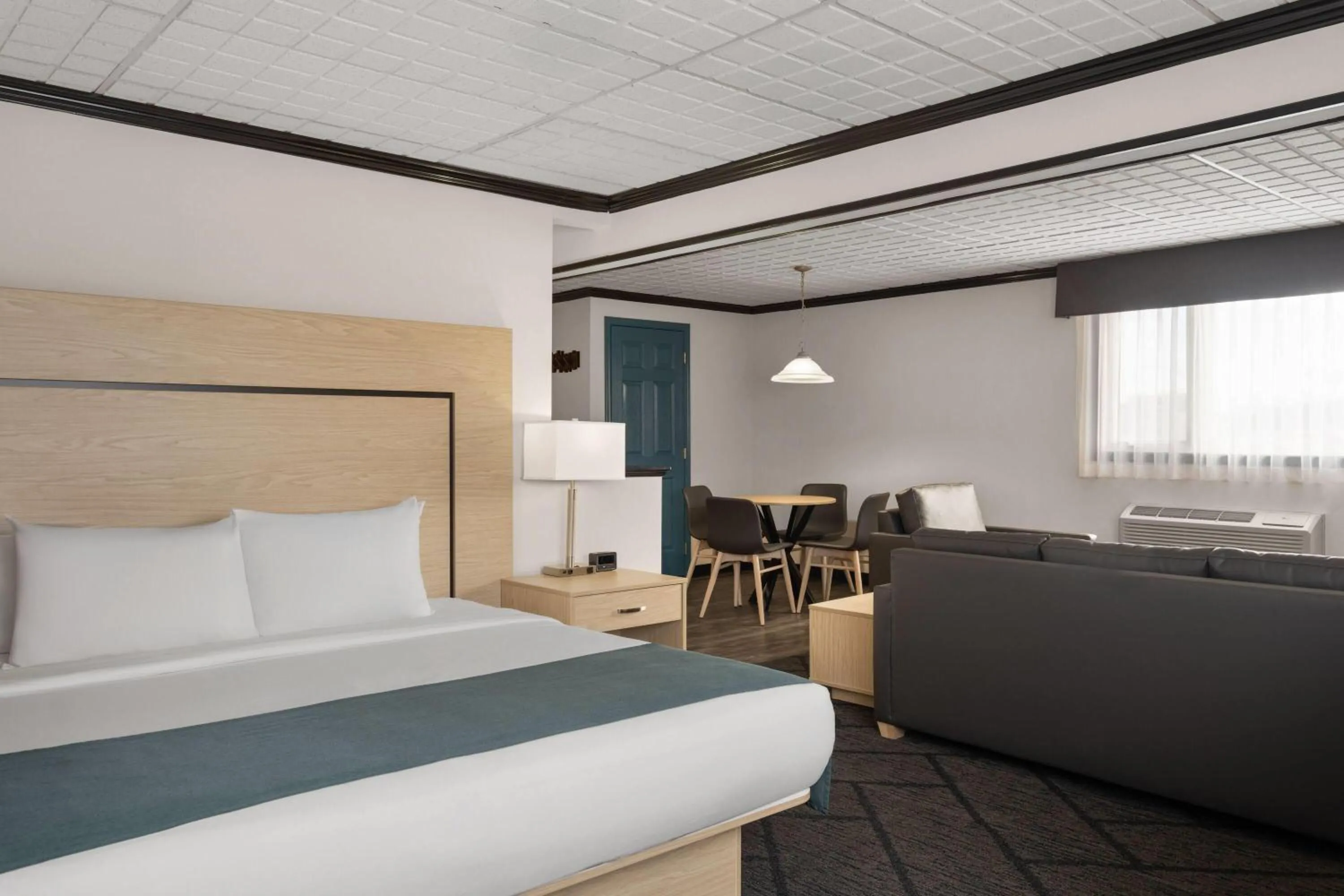 Photo of the whole room, Bed in Sternwheeler Hotel & Conference Centre, Trademark by Wyndham