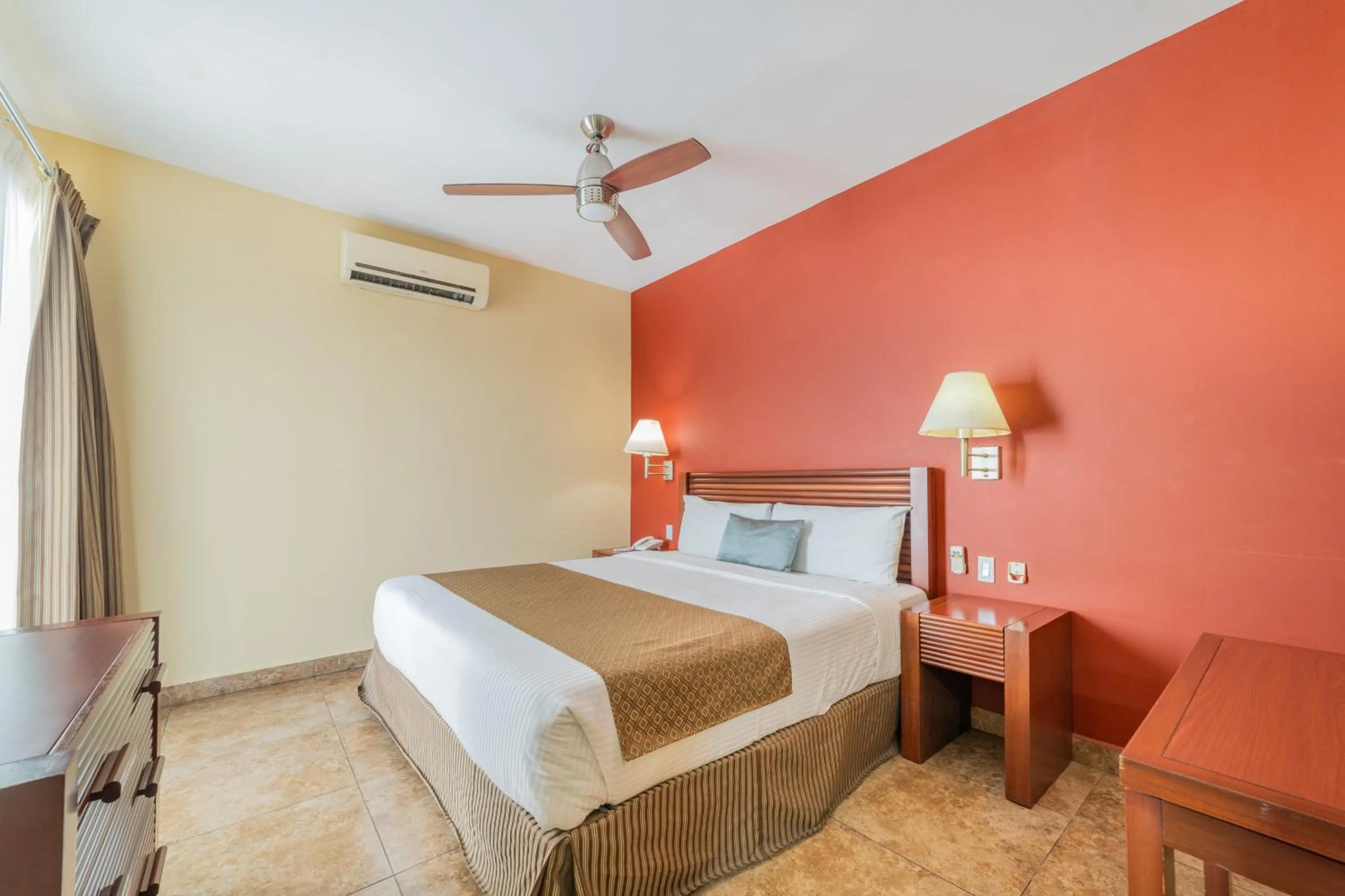 Photo of the whole room, Bed in Seven Crown La Paz Centro Historico