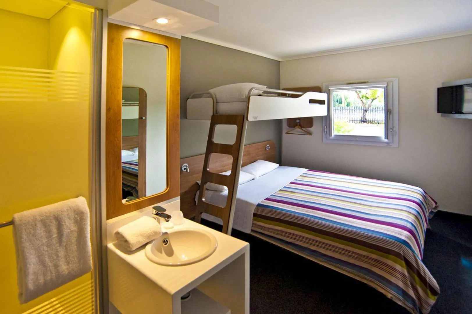 Photo of the whole room, Bed in SUN1 ALBERTON